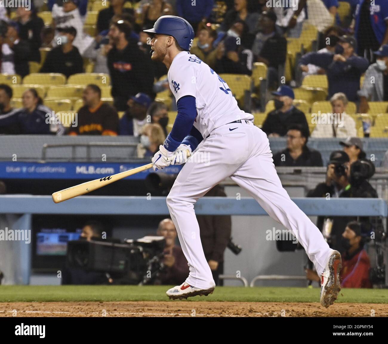 Los Angeles, USA. September 2021. Cody Bellinger von Los Angeles Dodgers trifft im achten Inning gegen die San Diego Padres einen Solo-Heimlauf, um am Mittwoch, den 29. September 2021, im Dodger Stadium in Los Angeles die Punktzahl 9-9 zu erreichen. Die Dodgers besiegten die Padres 11-9. Foto von Jim Ruymen/UPI Credit: UPI/Alamy Live News Stockfoto