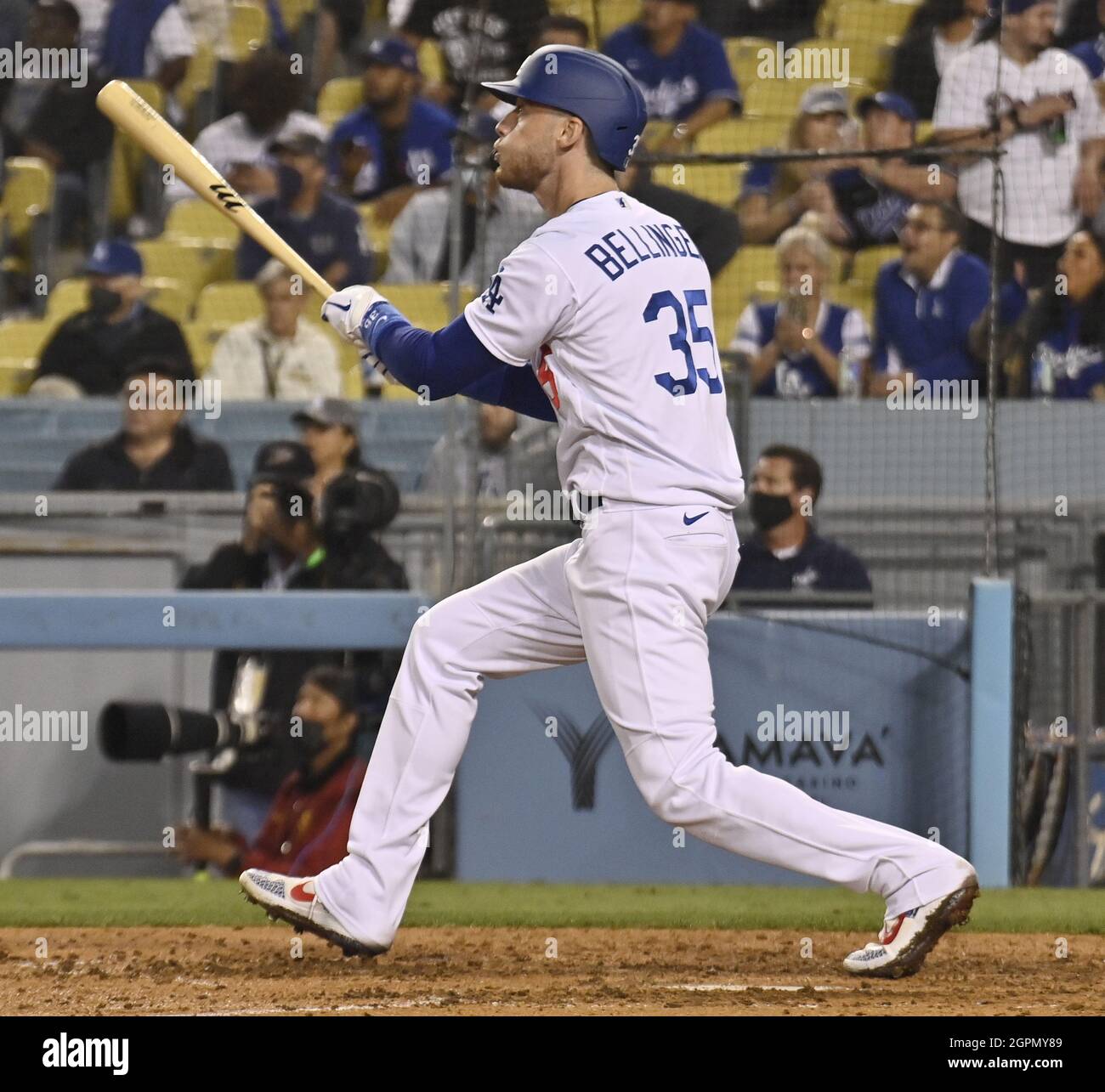 Los Angeles, USA. September 2021. Cody Bellinger von Los Angeles Dodgers trifft im achten Inning gegen die San Diego Padres einen Solo-Heimlauf, um am Mittwoch, den 29. September 2021, im Dodger Stadium in Los Angeles die Punktzahl 9-9 zu erreichen. Die Dodgers besiegten die Padres 11-9. Foto von Jim Ruymen/UPI Credit: UPI/Alamy Live News Stockfoto