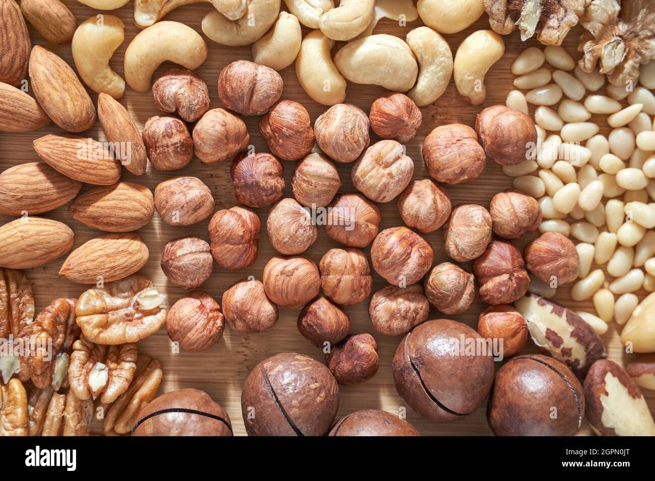 Viele verschiedene Nüsse. Sortiment gesunde Snacks. Mediterrane Fettdiät Stockfoto