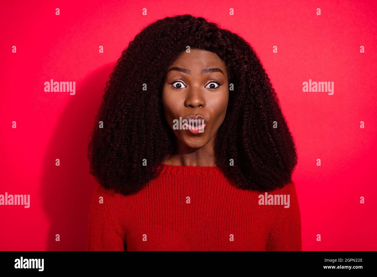 Portrait von attraktiven erstaunt Brunet Mädchen pout Lippen Reaktion wow isoliert über lebendige rote Farbe Hintergrund Stockfoto