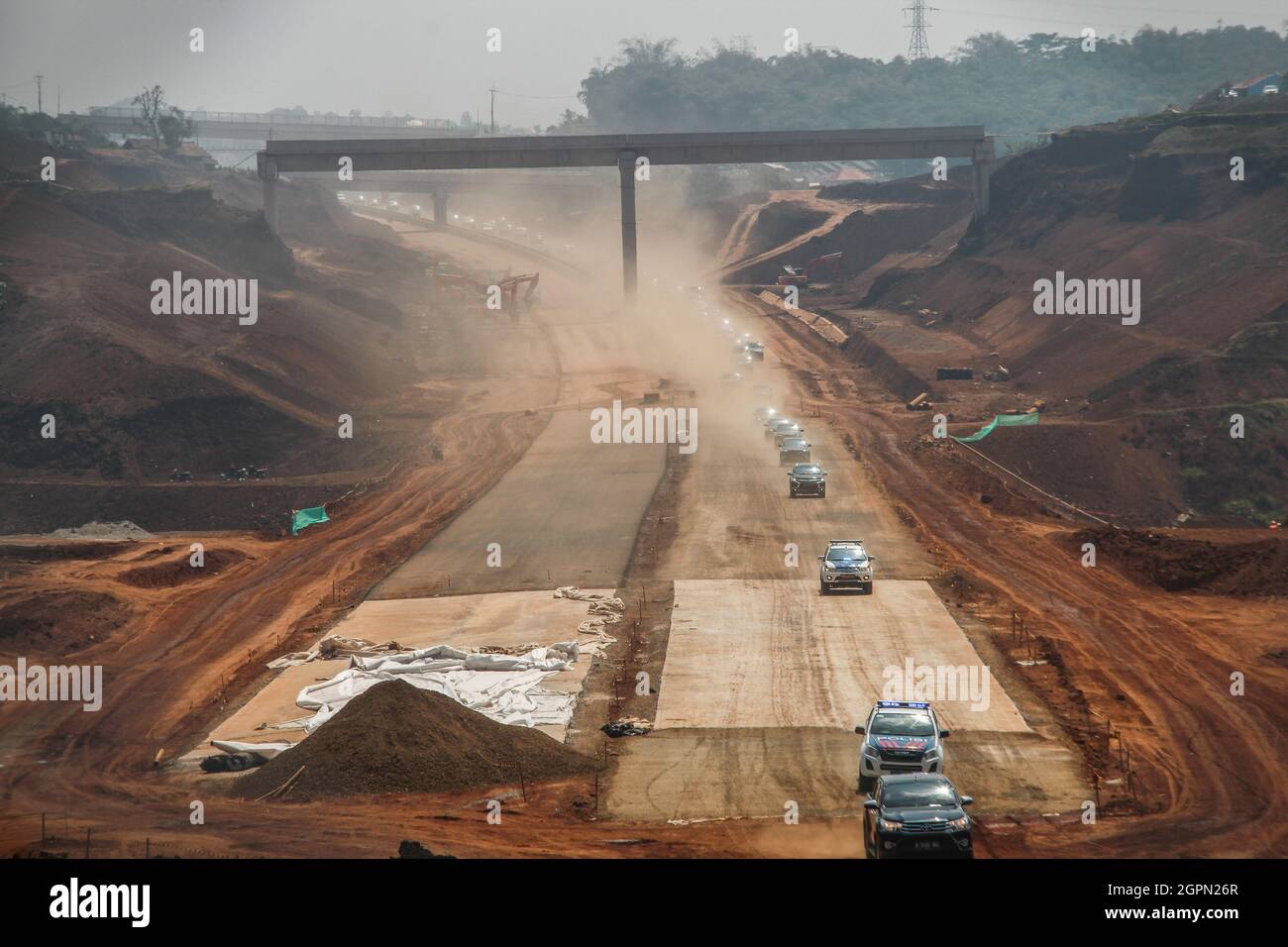 Sumedang, Indonesien. September 2021. Ansicht des Mautstraßenprojekts Cisumdawu in Sumedang Regency. Die 62.01 Kilometer lange Mautstraße Cisumdawu wird Anfang 2022 fertiggestellt, um Bandungs Zugang zum internationalen Flughafen West Java in Kertajati, Majalengka, zu beschleunigen. Kredit: SOPA Images Limited/Alamy Live Nachrichten Stockfoto