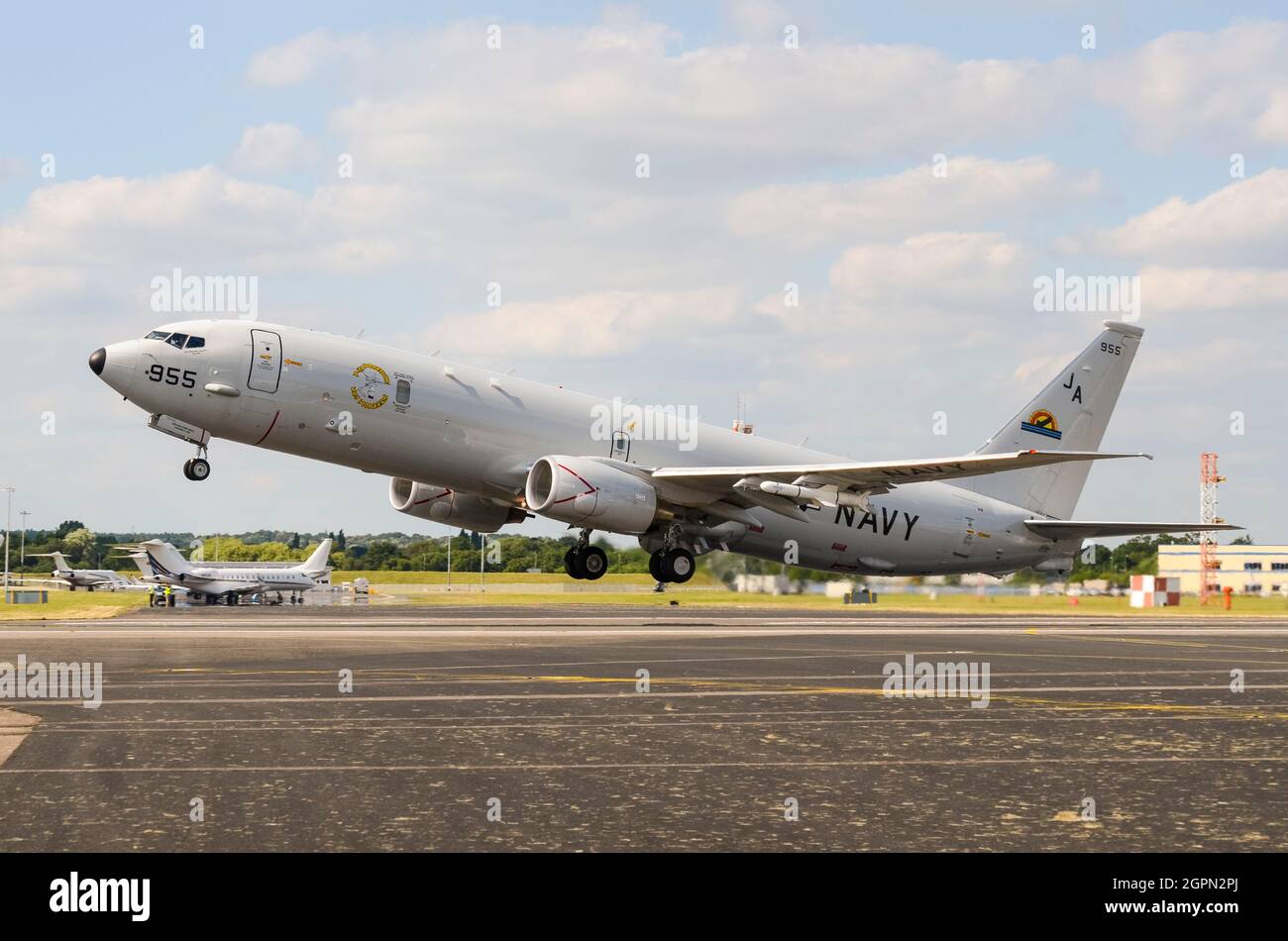 US Navy Boeing P-8 Poseidon, ein für die US Navy entwickeltes Militärflugzeug, das auf der Farnborough International Airshow 2014 abfliegt Stockfoto