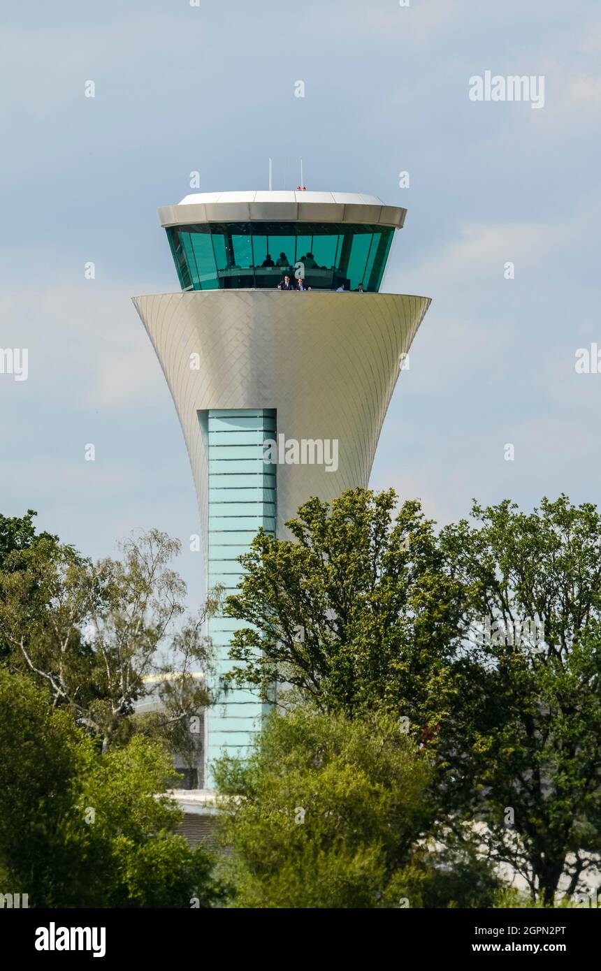 Moderner Flugsicherungsturm am Flughafen Farnborough, Hampshire, Großbritannien. Entworfen von Reid Architecture für TAG Aviation, mit Bäumen im Landschaftsbau Stockfoto