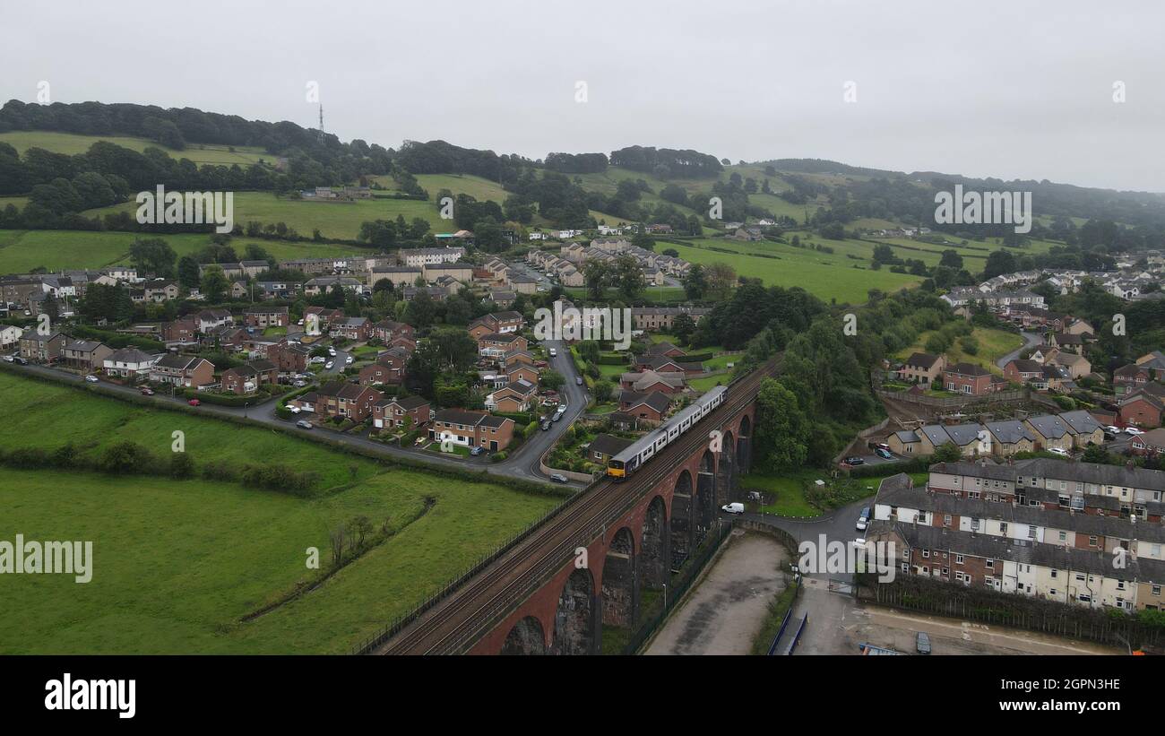 Zug durch Ribble Valley, Viadukt alte viktorianische Eisenbahn Viadukt bekannt als Whalley Arches, Lancashire England Luftbild Stockfoto