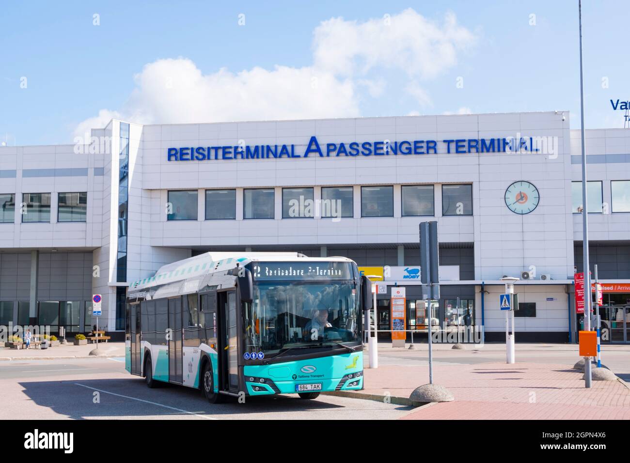 Bus 2, vor dem Terminalgebäude, Terminal A, Vanasadam, Old City Harbour, Tallinn, Estland Stockfoto Bus 2, vor dem Terminalgebäude, Terminal A, Vanasadam, Old City Harbour, Tallinn, Estland Stockfoto