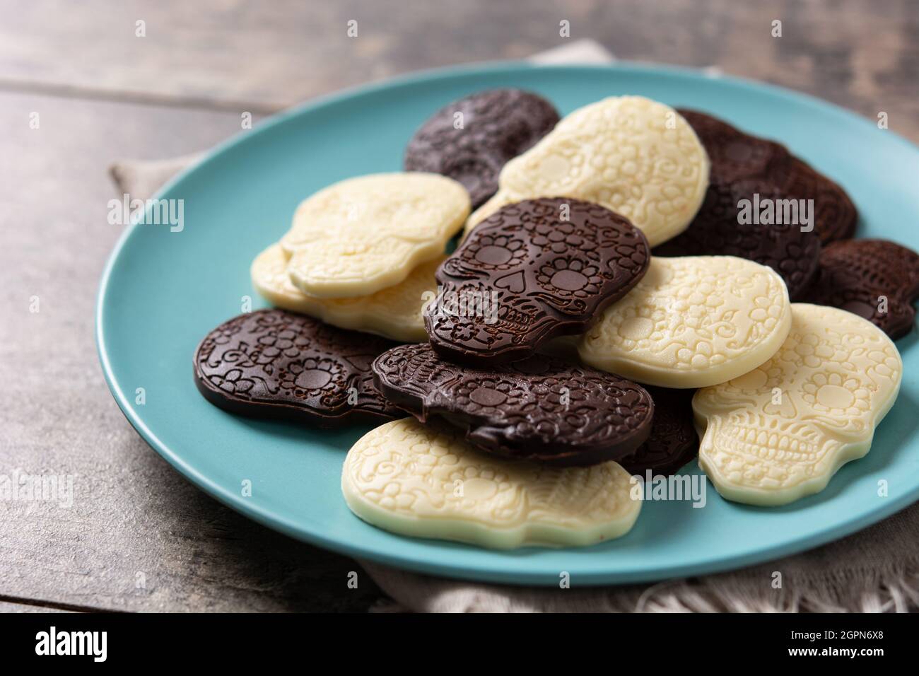 Mexikanische Schokoladen-Totenköpfe auf Holztisch Stockfoto