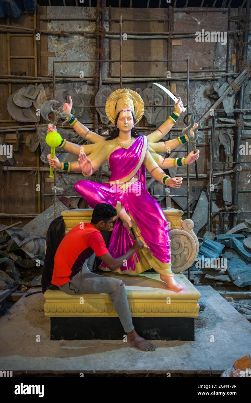 Eine Statue von Maa Durga, die in einer Werkstatt in Mumbai vor dem verheißungsvollen indischen Festival von Navratri oder Durga Puja gemalt wird Stockfoto