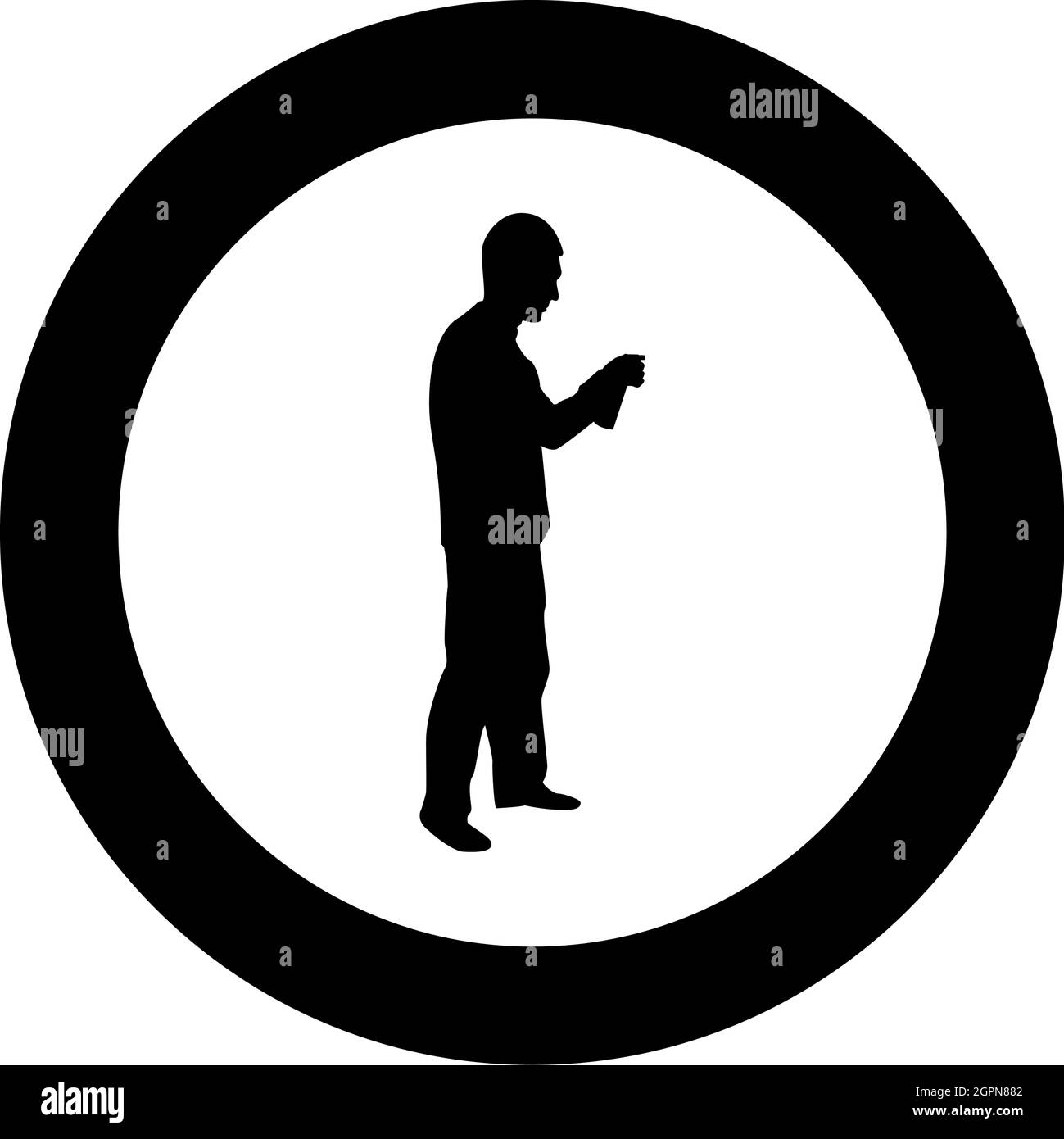 Mann mit Wasser gesprüht in nach oben männliche Bewässerung Garten mit Hand Sprinkler Holding Arm spezielle Kamm Silhouette im Kreis Runde schwarze Farbe Vektor Illustration solide Kontur Stil Bild Stock Vektor