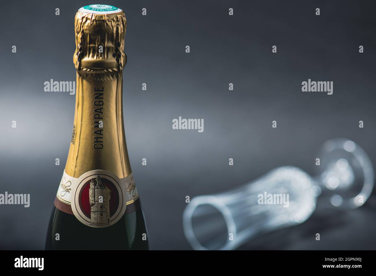 Eine Flasche französischer Champagner „Récoltant“. Champagner, der in der Anlage abgefüllt wird Stockfoto
