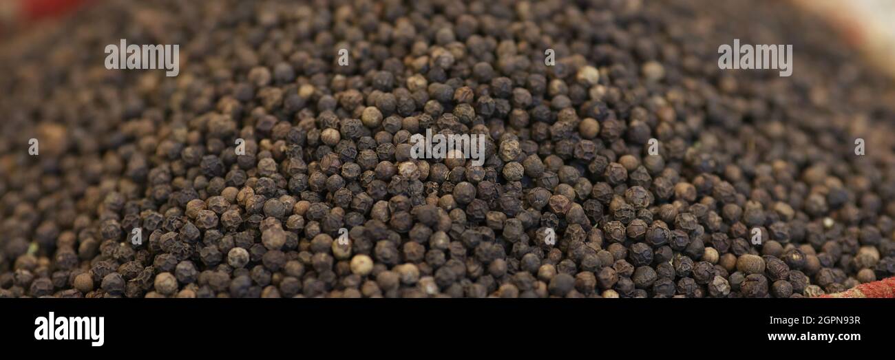 Schwarzer runder Pfeffer auf der Theke des Marktes Stockfoto