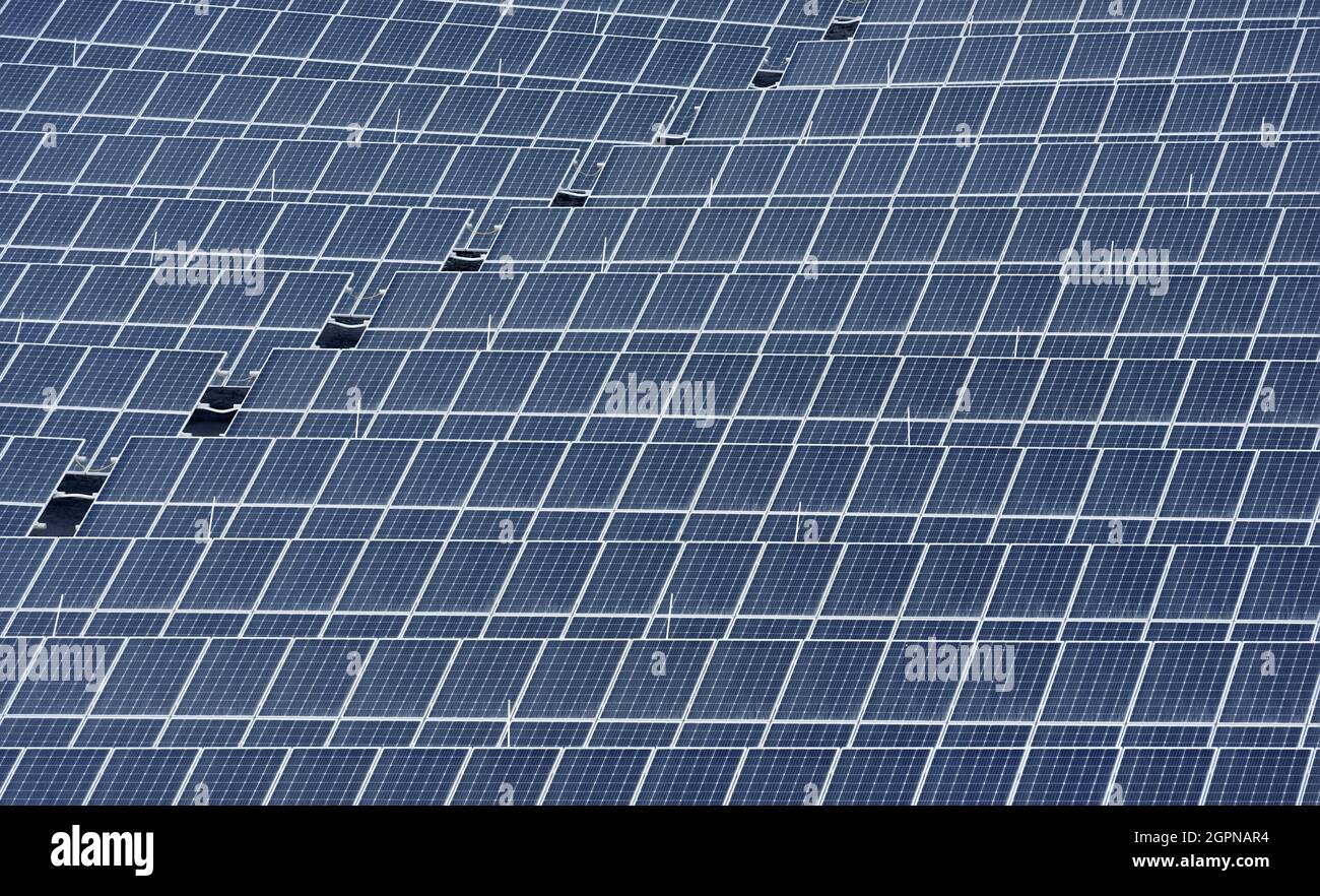 Array von Sonnenkollektoren, Solarkraftwerk Muster Stockfoto