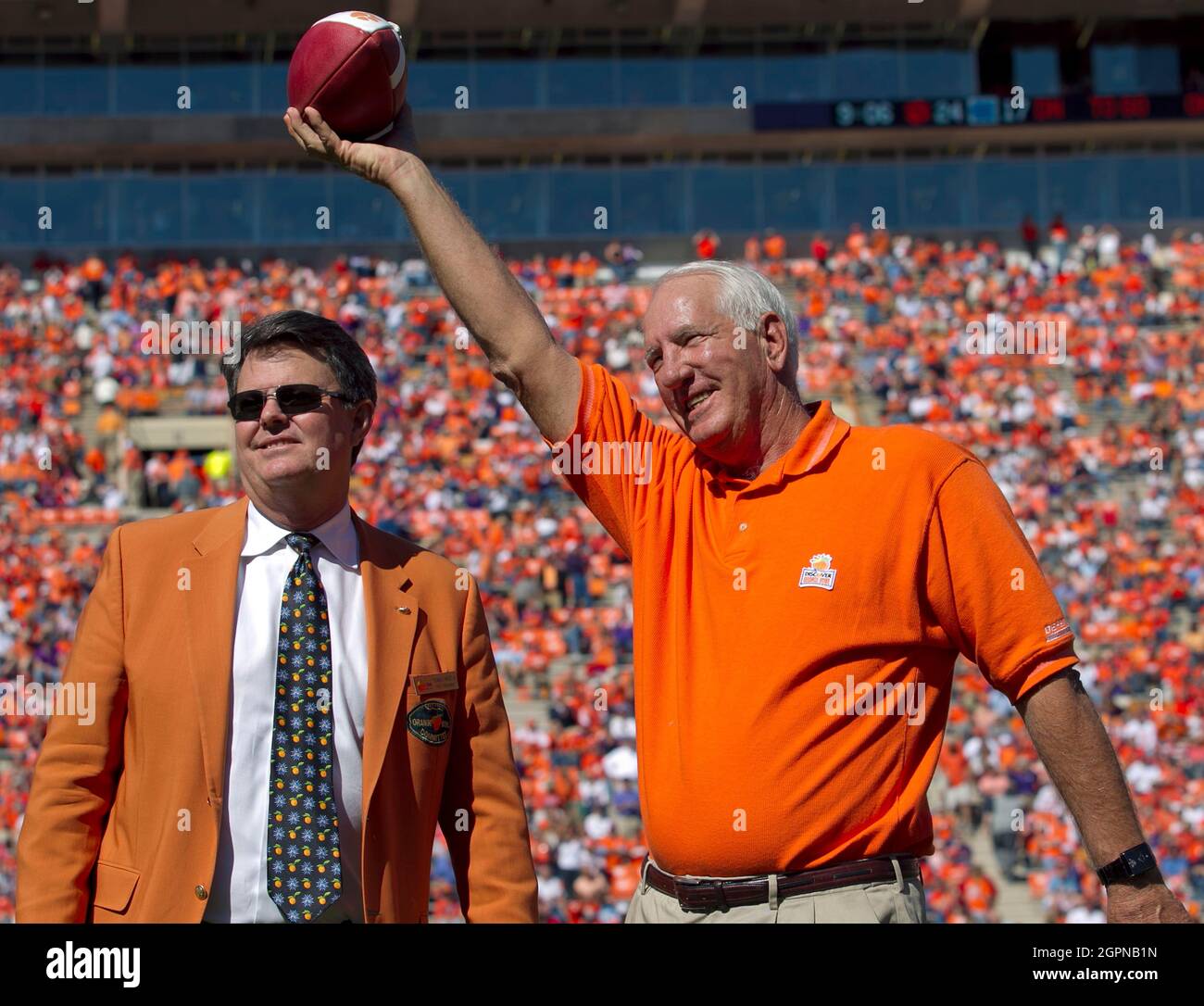 Clemson, USA. Oktober 2011. Der ehemalige Clemson-Trainer Danny Ford würdigt seine Fans, nachdem sein Nationalmeisterschaftsteam 1981 zur Halbzeit des Tigers-Spiels gegen North Carolina geehrt wurde. Die Clemson Tigers besiegten die North Carolina Tar Heels, 59-38, im Memorial Stadium in Clemson, South Carolina, am Samstag, den 22. Oktober 2011. (Foto von Robert Willett/Raleigh News & Observer/TNS/Sipa USA) Quelle: SIPA USA/Alamy Live News Stockfoto