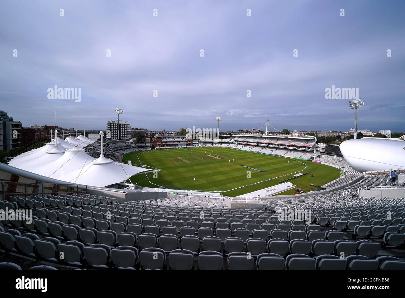 Gesamtansicht des Edrich Standes während des Bob Willis Trophy Finales zwischen Warwickshire und Lancashire nach der Enthüllung der neuen Compton und Edrich Stände am Lord's Cricket Ground, London. Stockfoto