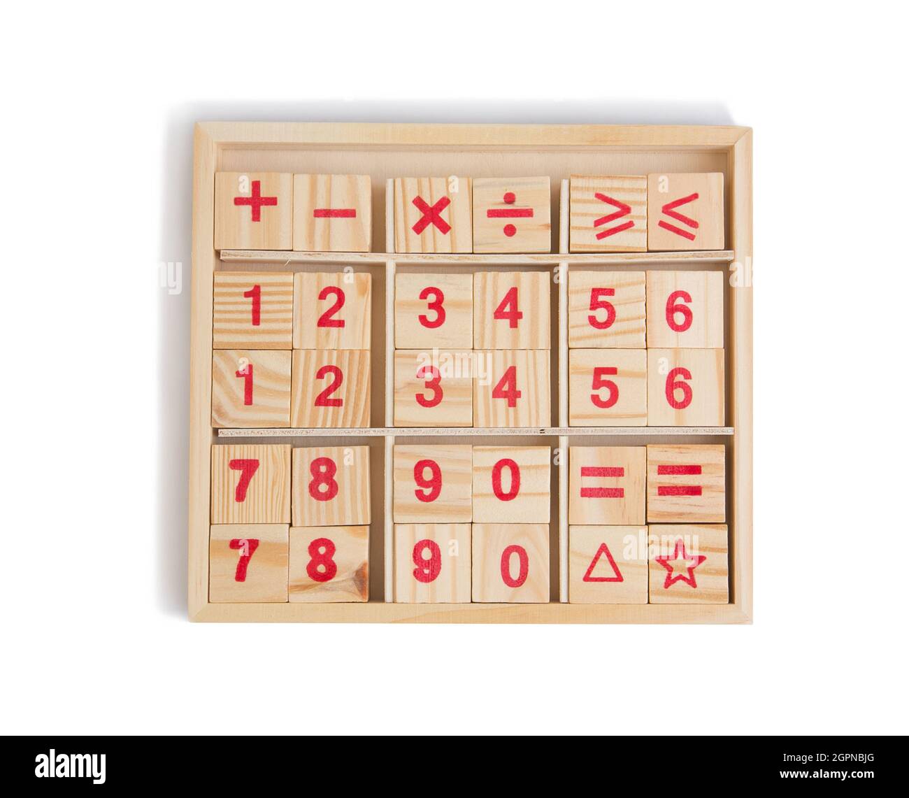 Symbole und Zahlen Holzblöcke. Lernspielzeug isoliert auf weißem Hintergrund. Stockfoto