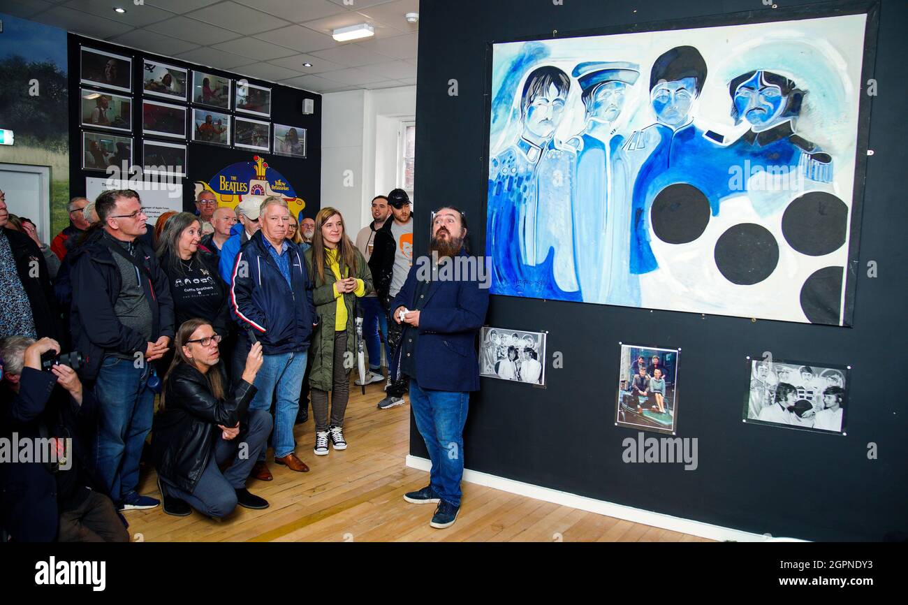 Ein Gemälde der Beatles des Künstlers Jonathan Hague wird im Beatles Museum in Liverpool von Roag Best, dem Halbbruder des ehemaligen Beatles-Schlagzeugers Pete Best, enthüllt. Die figurative Malerei der Vierer in ihrem Sgt. Pepper Uniformen wurden von dem Künstler gemalt, nachdem er sich mit John Lennon angefreundet hatte, während er die gleiche Kunstschule besuchte. Bilddatum: Donnerstag, 30. September 2021. Stockfoto