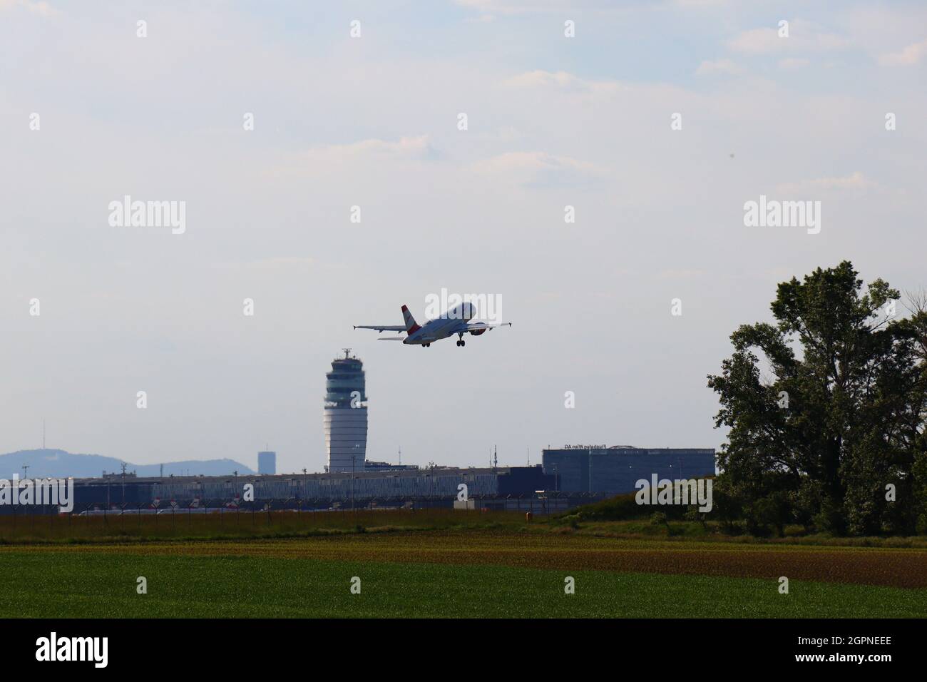 Das Flugzeug startet am internationalen Flughafen wien (österreichische Fluggesellschaften). Stockfoto