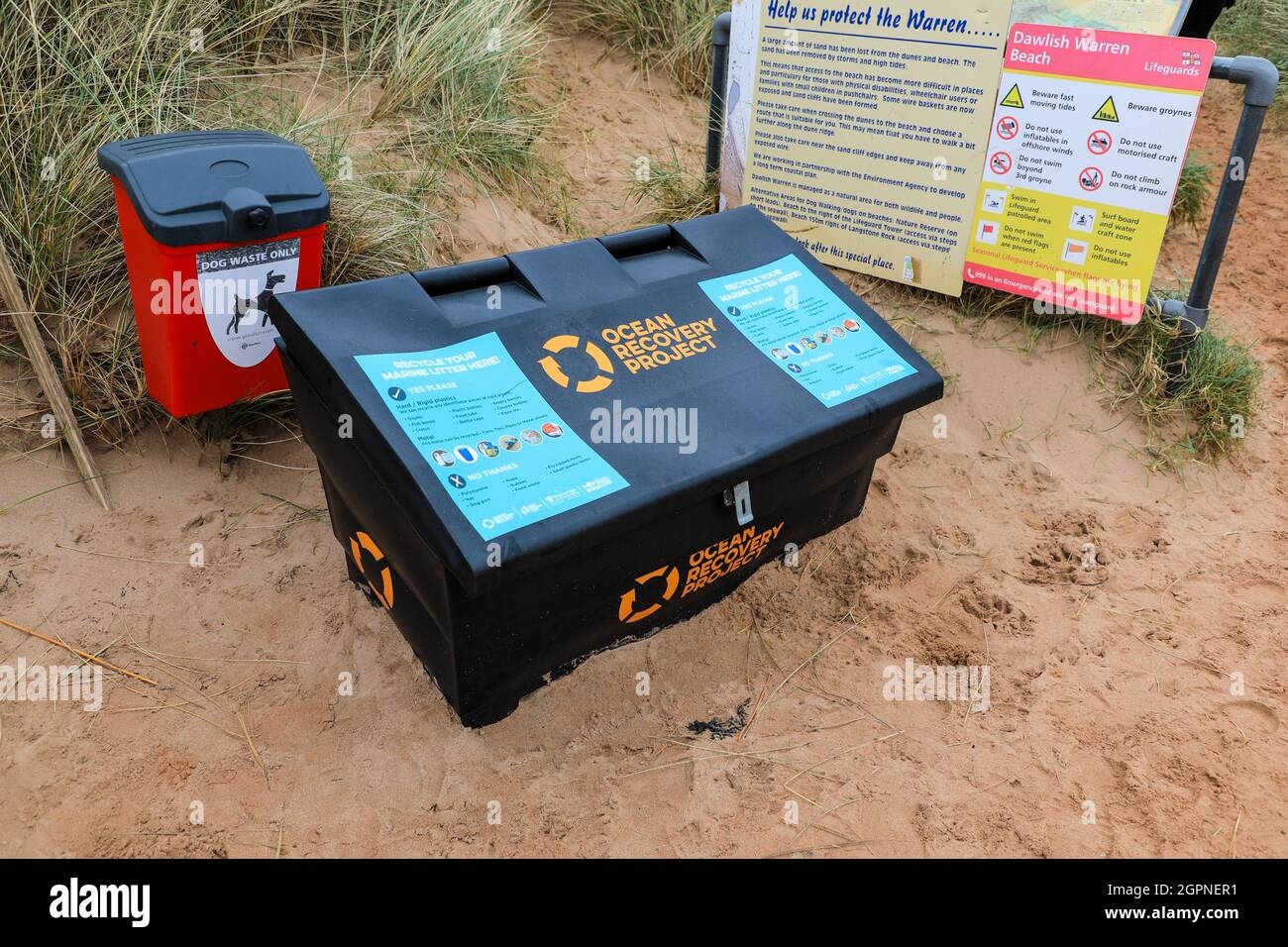 Eine Box zum Recycling von Meeresabfällen am Strand von Dawlish Warren, Dawlish, Devon, England, Großbritannien Stockfoto