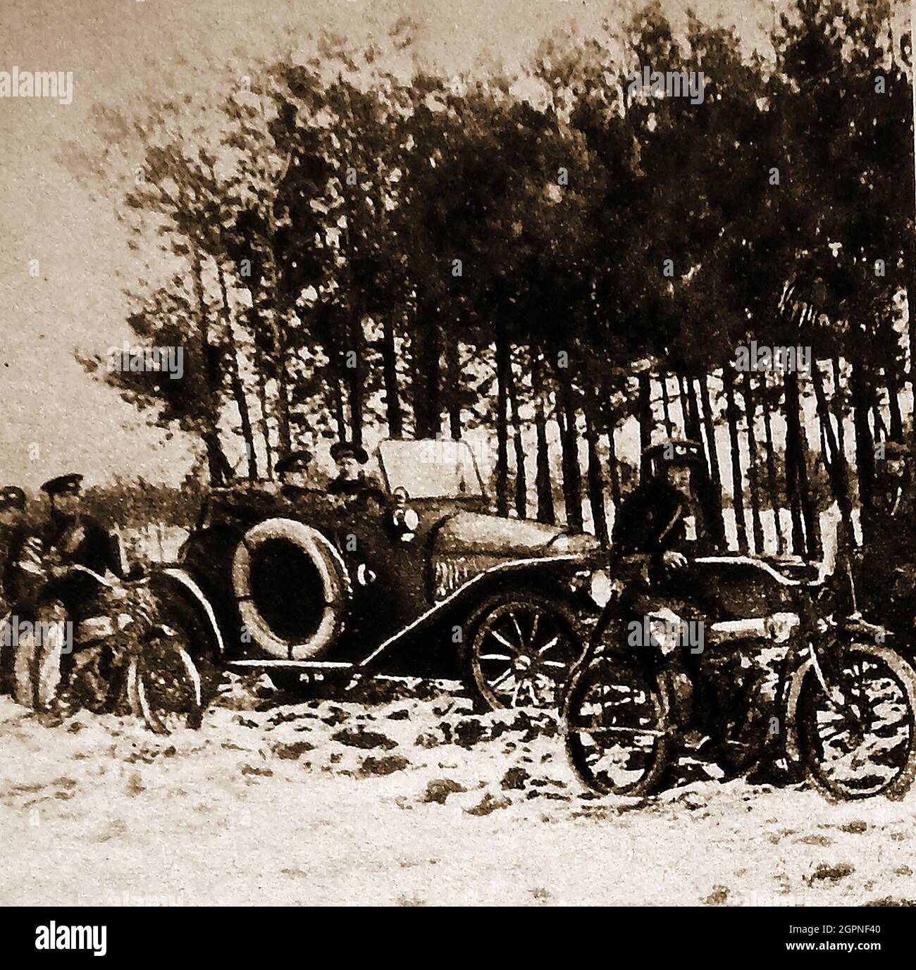 1. Weltkrieg - Schlacht bei Tannenberg - Ein Pressefotografenbild russischer Motorscouts.die Schlacht bei Tannenberg, Ostpreußen (heute Stębark, Polen) endete mit einem entscheidenden Sieg Deutschlands über die Russen.- Stockfoto