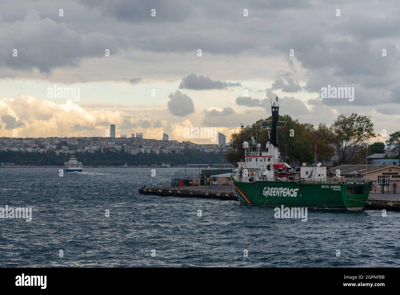 Greenpeace's Schiff "Arctic Sunrise" im Hafen von İstanbul. Greenpeace Arctic Sunrise Schiff im Bosporus. Stockfoto