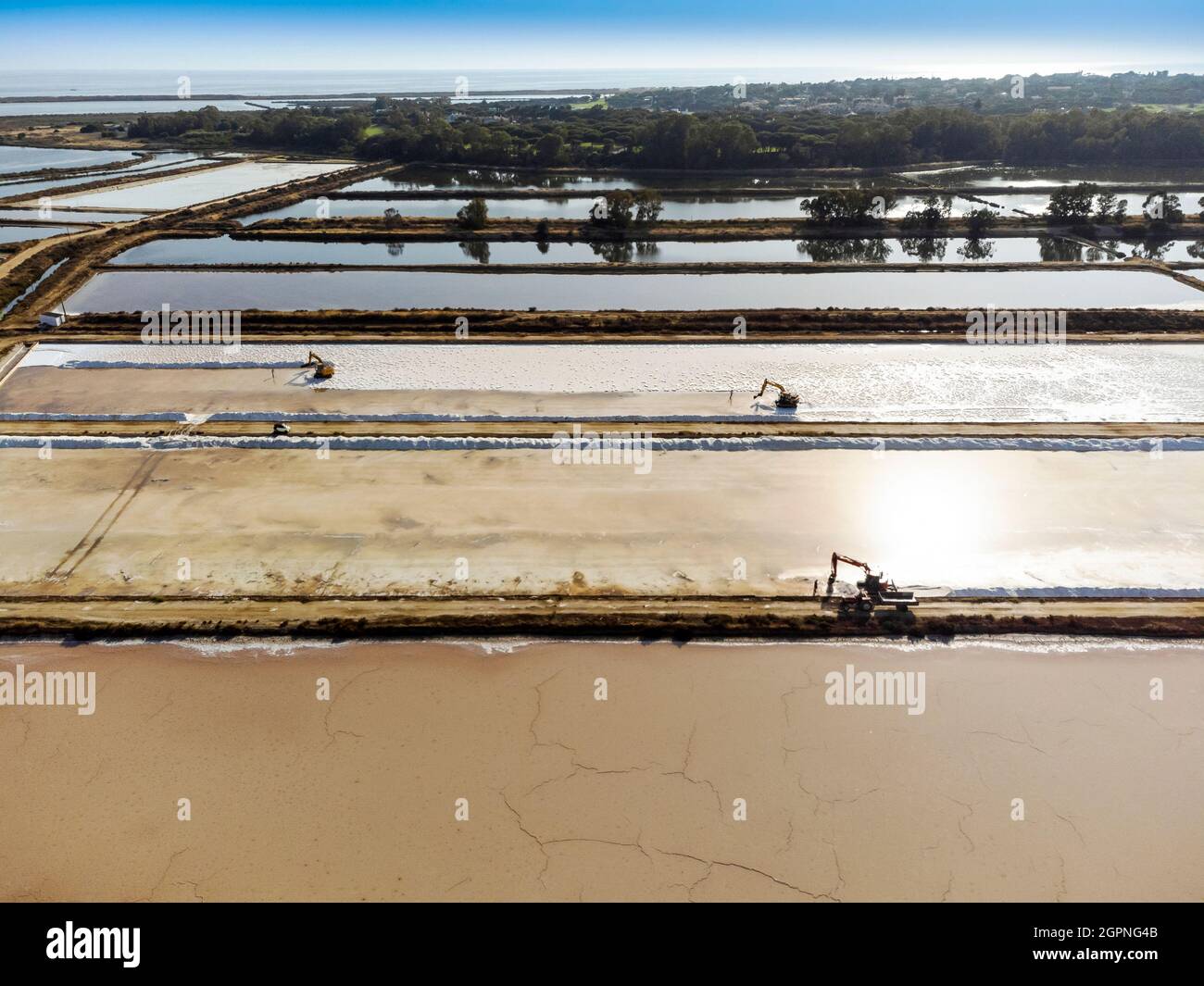 Luftaufnahme der Meersalzernte bei den salines in Faro, Portugal Stockfoto