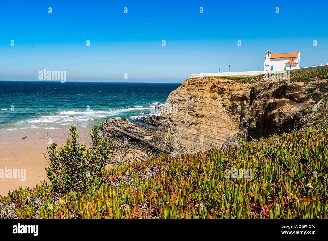 Strand und Kapelle auf der Klippe in Zambujeira do Mar, Alentejo, Portugal Stockfoto