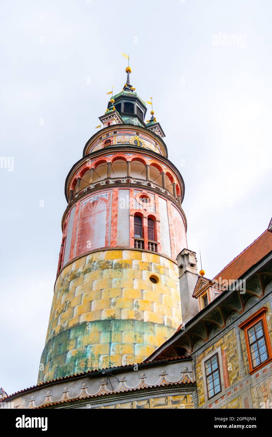 Farbenfroher und dekorativer Turm der Burg Cesky Krumlov. Cesky Krumlov, Tschechische Republik. Stockfoto