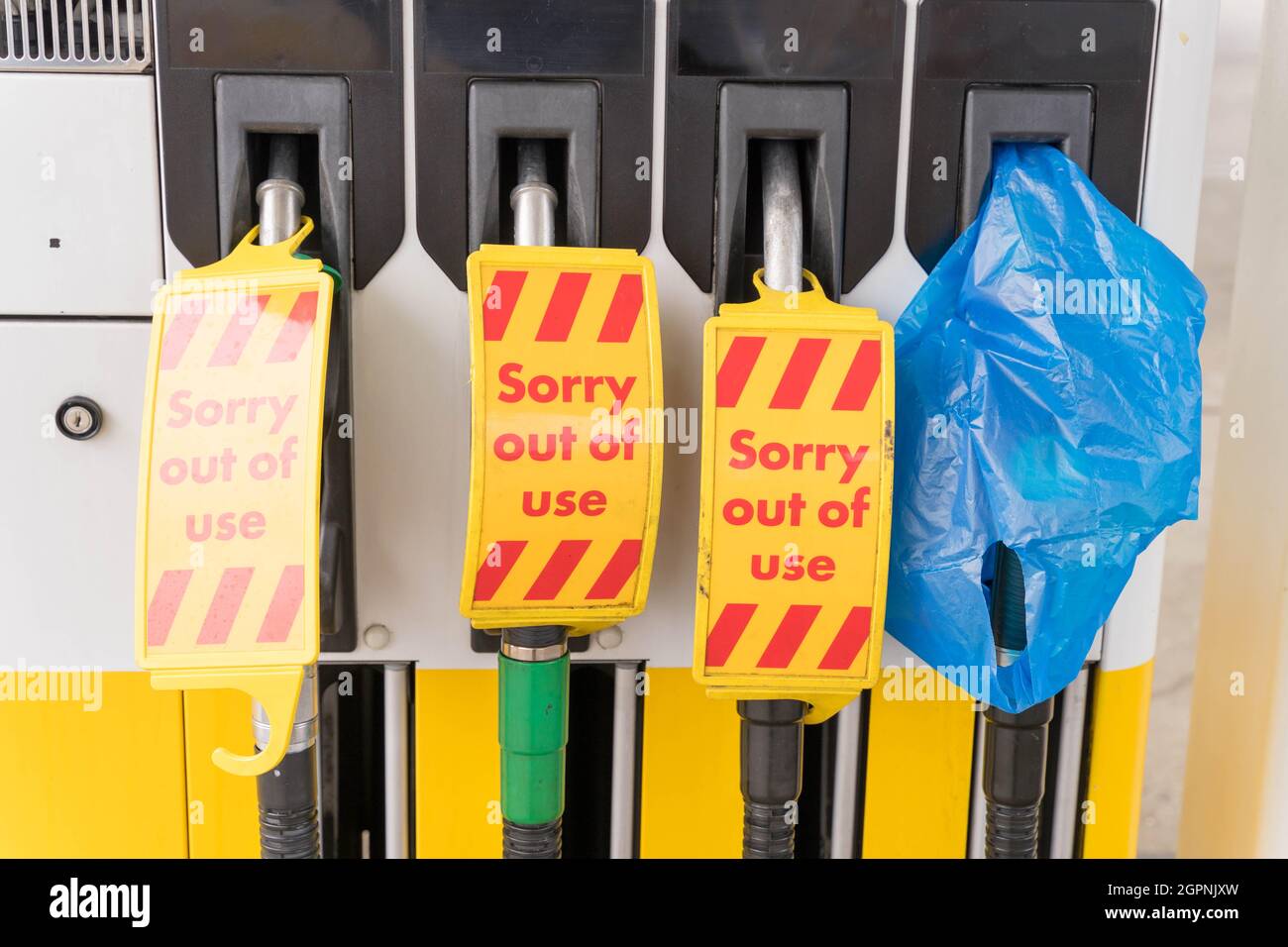 Die Shell-Station auf der A20 bleibt mit leerem Vorplatz geschlossen, da die Kraftstoffvorräte trocken waren, die Pumpen geschlossen und verriegelt waren, weil es keine LKW-Fahrer gab London UK Stockfoto