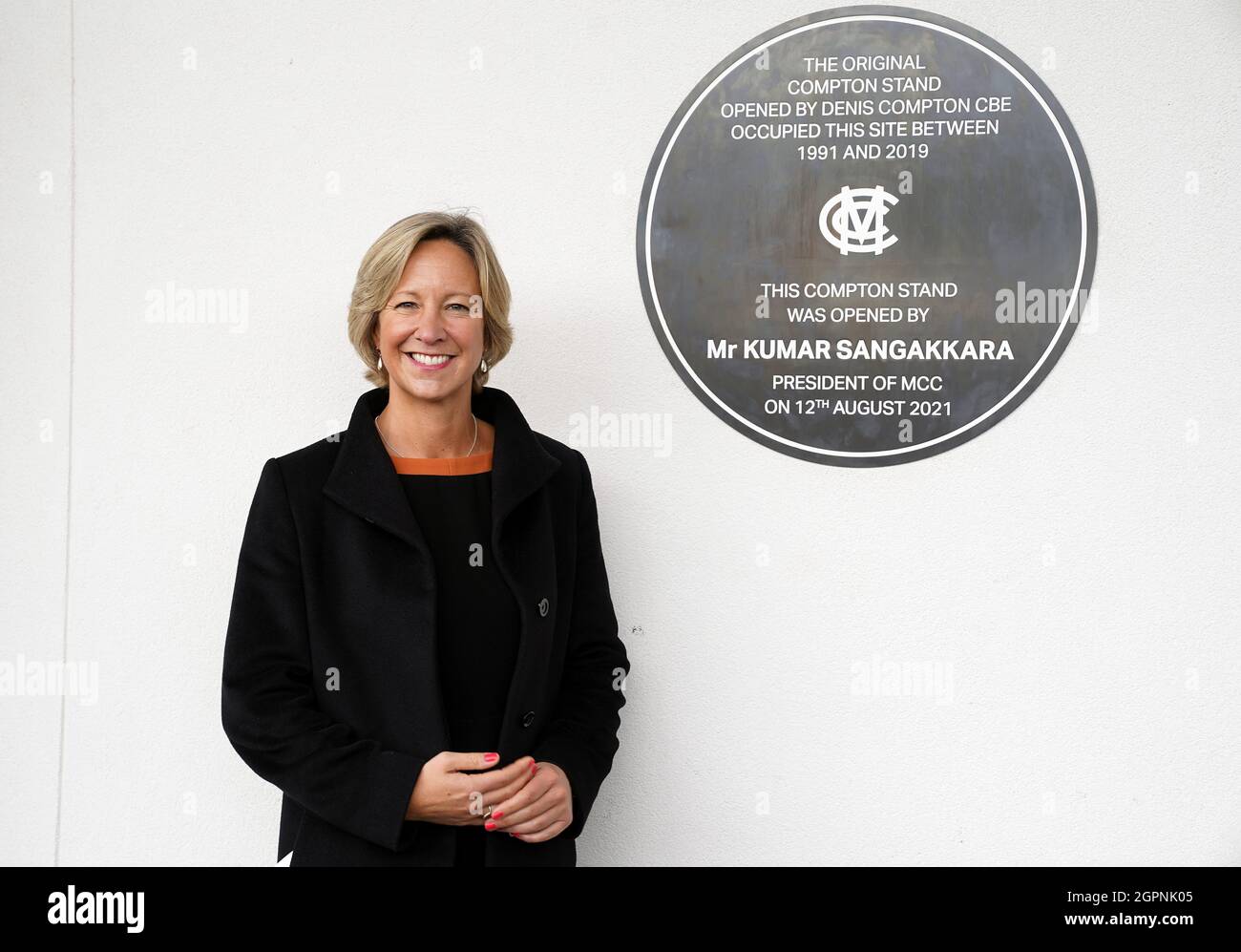 Die neue MCC-Präsidentin Clare Connor enthüllt den Compton Stand während des Bob Willis Trophy Finales zwischen Warwickshire und Lancashire, während die neuen Compton und Edrich Stände am Lord's Cricket Ground, London, enthüllt werden. Stockfoto