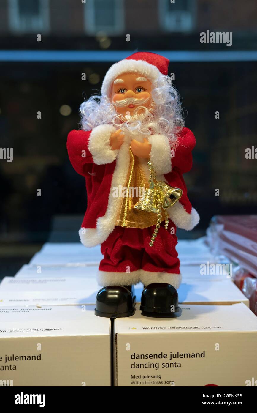 Ein Windup tanzendes Weihnachtsmann-Spielzeug zum Verkauf vor einem Geschäft auf der Roosevelt Avenue in Corona, Queens, New York City. Stockfoto