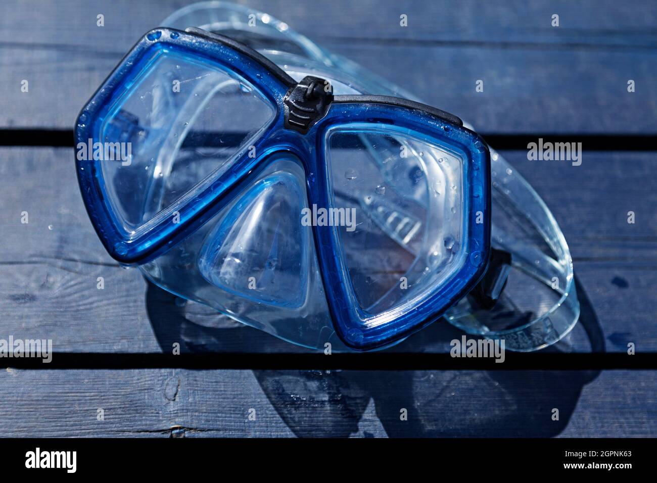 Nasse Tauchmaske in der Sonne liegend und trocknend Stockfoto