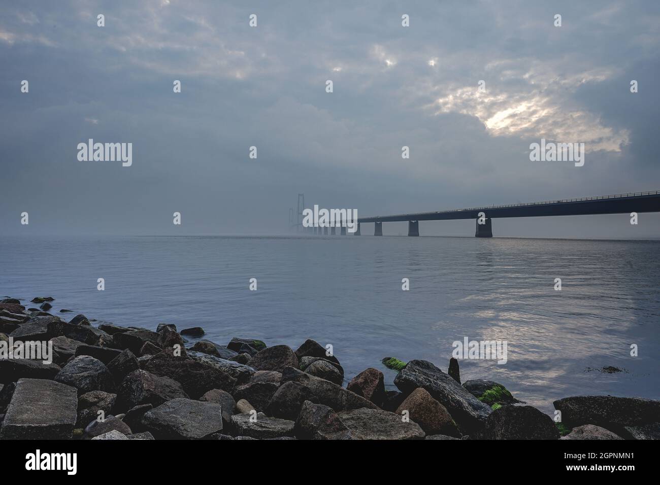 Storebealt-Brücke im Nebel, in Dänemark zwischen Nyborg und Korsor. Stockfoto