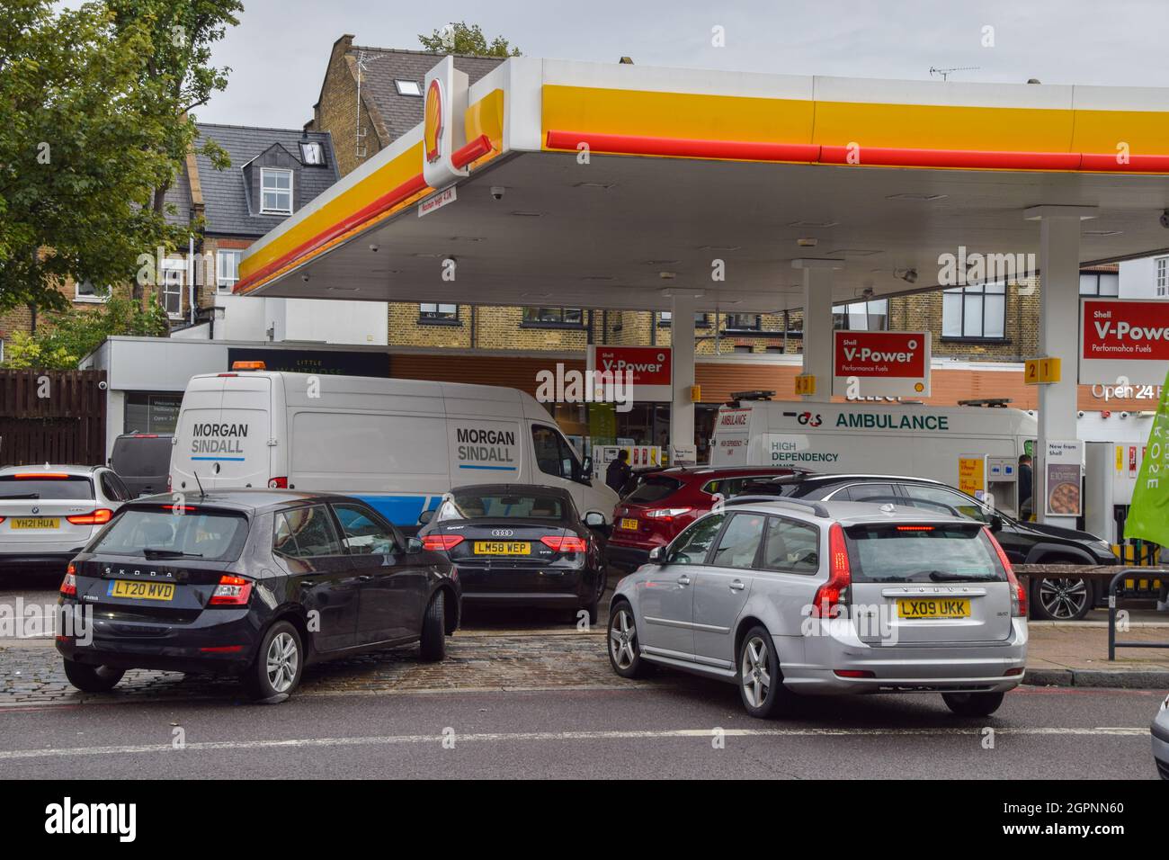 London, Großbritannien. September 2021. Warteschlangen an einer wiedereröffneten Shell-Station auf der Holloway Road. An den meisten Tankstellen ist aufgrund des Mangels an Lkw-Fahrern im Zusammenhang mit dem Brexit und des panischen Kaufs Benzin ausgelaufen. Kredit: Vuk Valcic / Alamy Live Nachrichten Stockfoto
