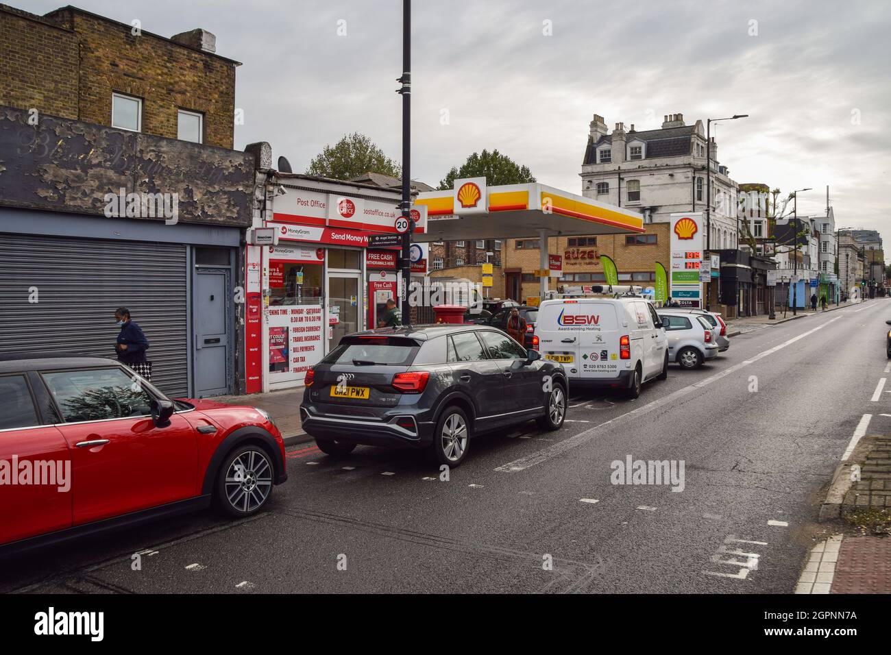 London, Großbritannien. September 2021. Warteschlangen an einer wiedereröffneten Shell-Station auf der Holloway Road. An den meisten Tankstellen ist aufgrund des Mangels an Lkw-Fahrern im Zusammenhang mit dem Brexit und des panischen Kaufs Benzin ausgelaufen. Kredit: Vuk Valcic / Alamy Live Nachrichten Stockfoto