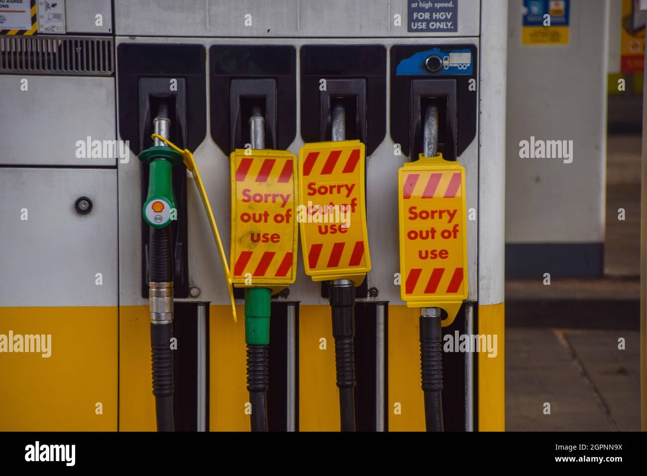 London, Großbritannien. September 2021. Schilder „Sorry, außer Betrieb“ an einer Shell-Station in Islington, die nach der Wiedereröffnung nur einen Tag lang kein Benzin mehr hatte. An vielen Tankstellen ist aufgrund des Mangels an Lkw-Fahrern im Zusammenhang mit dem Brexit und des panischen Kaufs Benzin ausgelaufen. Kredit: Vuk Valcic / Alamy Live Nachrichten Stockfoto