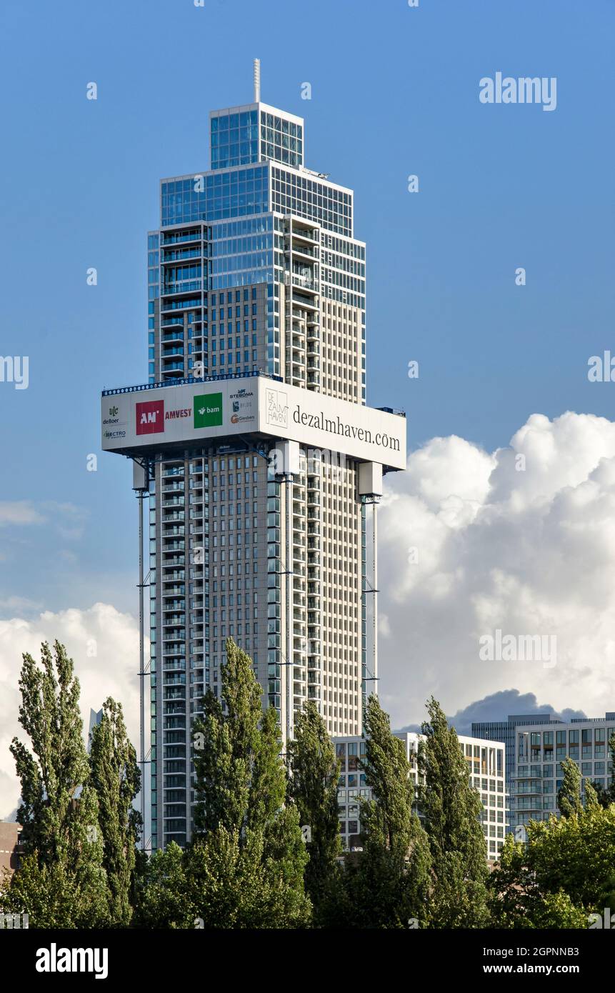 Rotterdam, Niederlande, 29. September 2021: Fast fertig gefertigter Zalmhaven-Turm, mit bewegter Bauhalle auf dem Weg nach unten, die sich über den TR erhebt Stockfoto