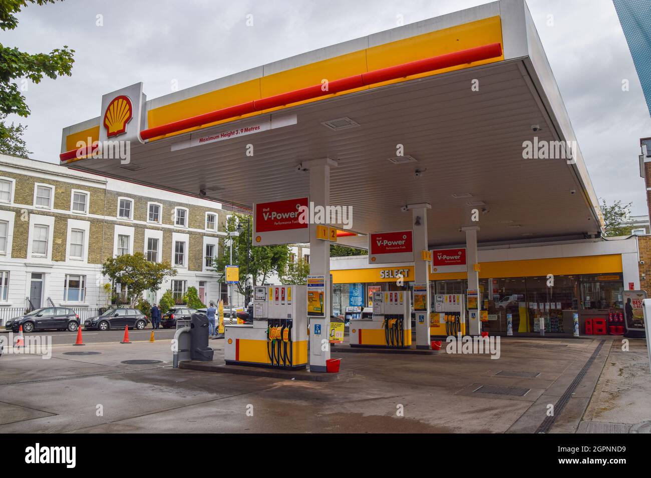 London, Großbritannien. September 2021. Eine leere Shell-Station in Islington, der nach der Wiedereröffnung für nur einen Tag das Benzin ausgegangen war. An vielen Tankstellen ist aufgrund des Mangels an Lkw-Fahrern im Zusammenhang mit dem Brexit und des panischen Kaufs Benzin ausgelaufen. Kredit: Vuk Valcic / Alamy Live Nachrichten Stockfoto