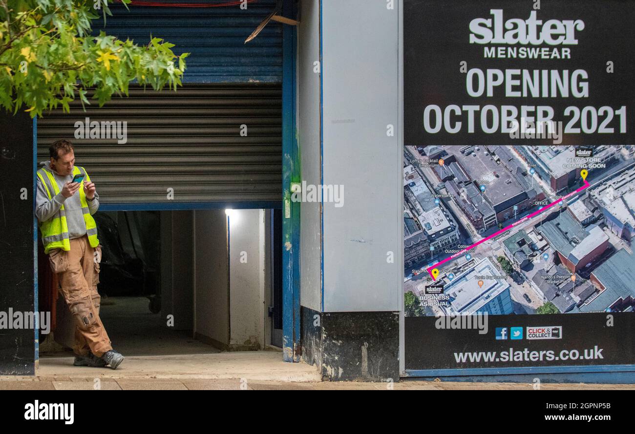 Erweiterung des Geschäftsbereichs für Herrenbekleidung in Preston, Lancashire. Wetter in Großbritannien 30. September 2021; Geschäfte, Einkäufer, die an einem nassen und windigen Tag im Stadtzentrum einkaufen. Kredit : MediaWorld Images/AlamyLiveNews Stockfoto