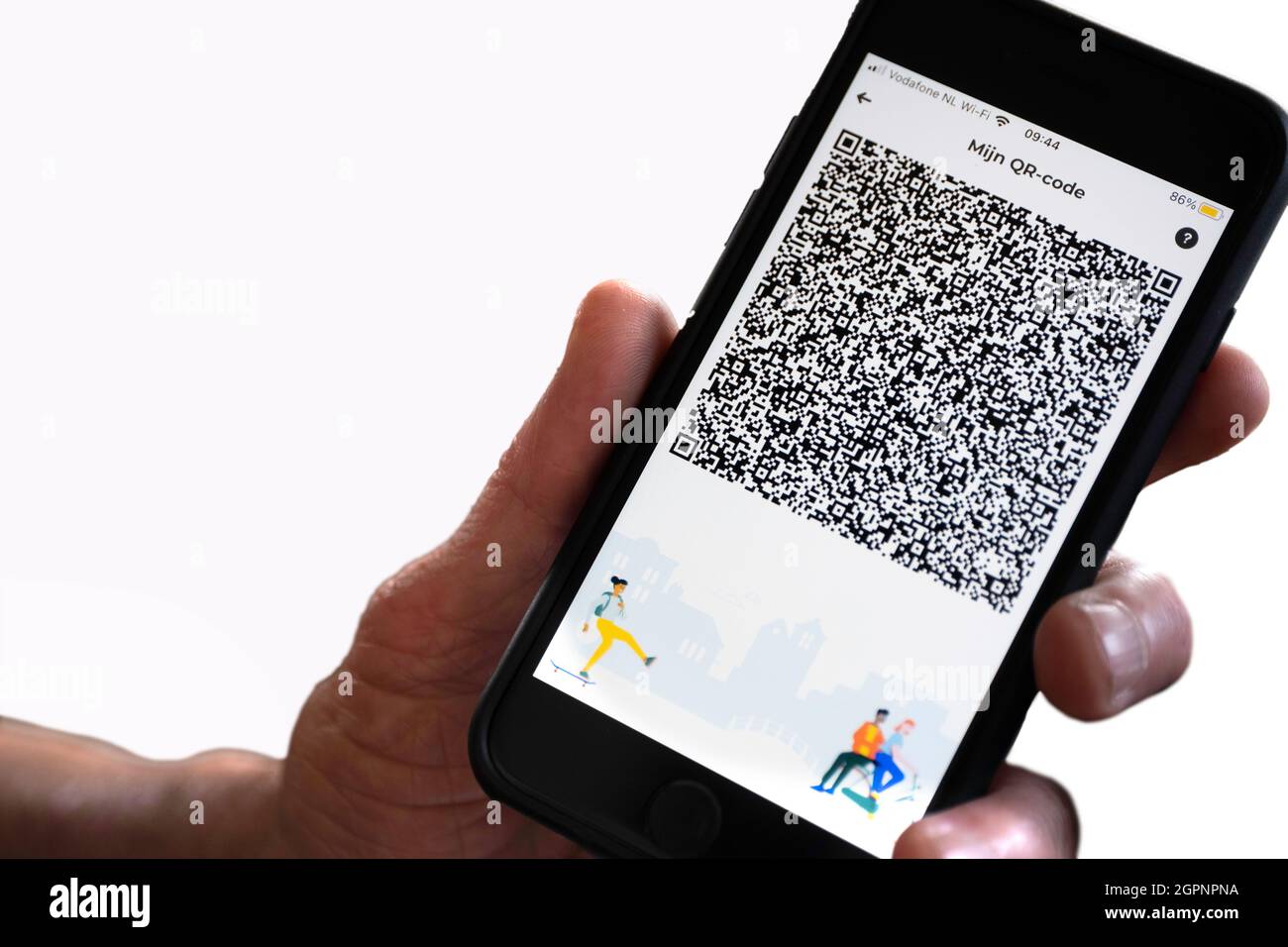 Smartphone mit QR-Code der niederländischen Corona Check App: Nachweis für Negativtest oder Corona-Impfung für den Einsatz in den Niederlanden. Isoliert auf Weiß Stockfoto