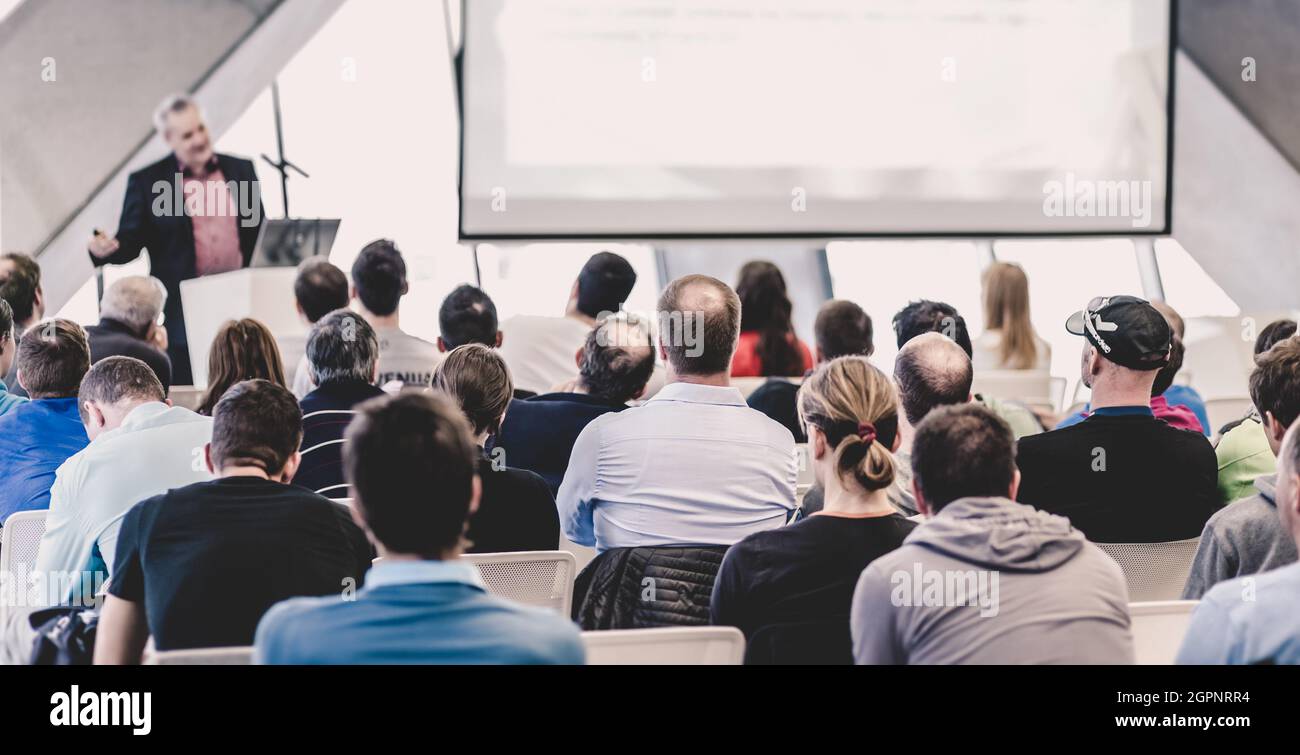 Männliche Sprecherin, die reden bei öffentlichen Veranstaltung. Stockfoto