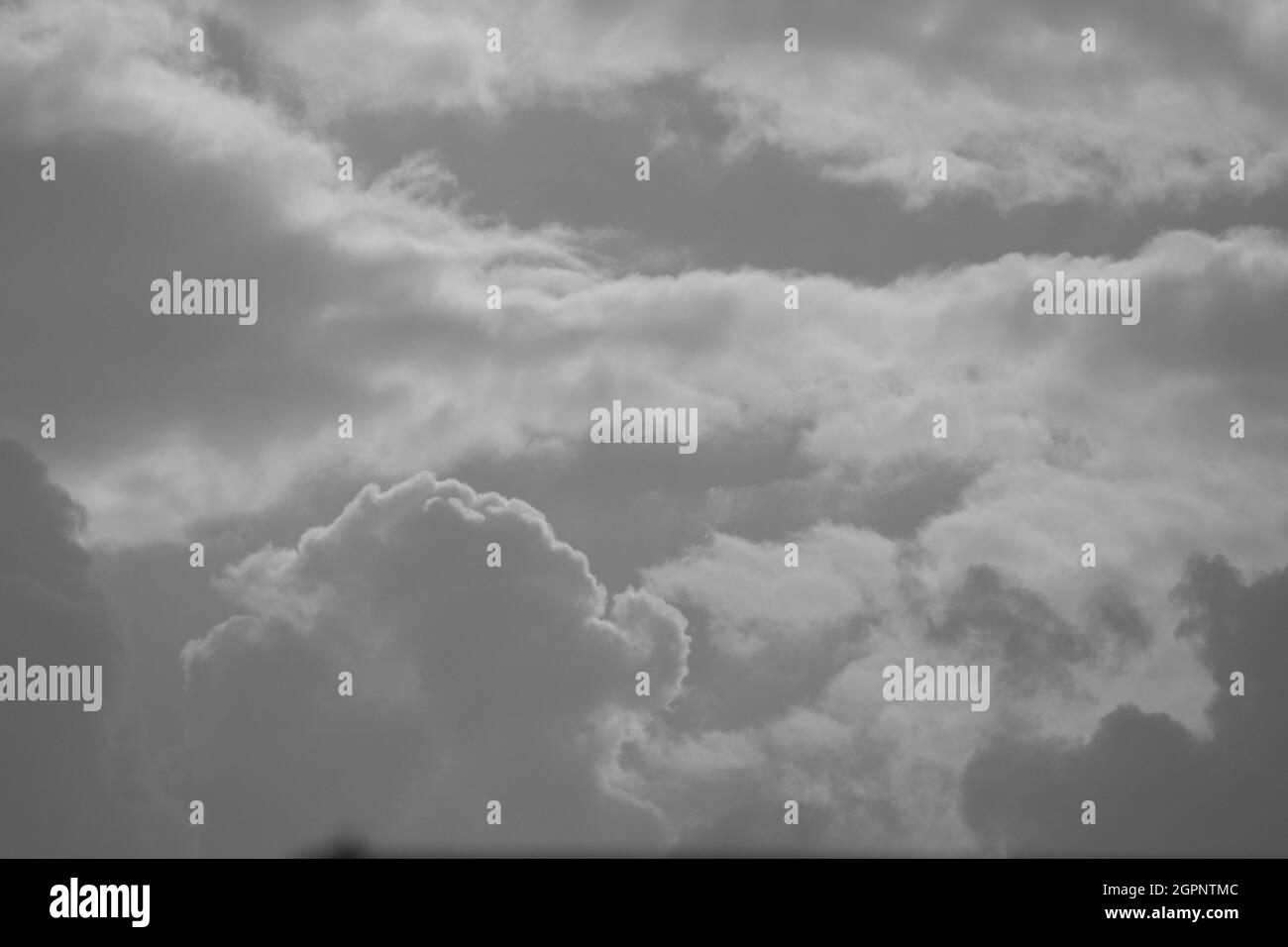 Monochrome weiße dramatische Wolken vor dem Regen Schweiz Stockfoto