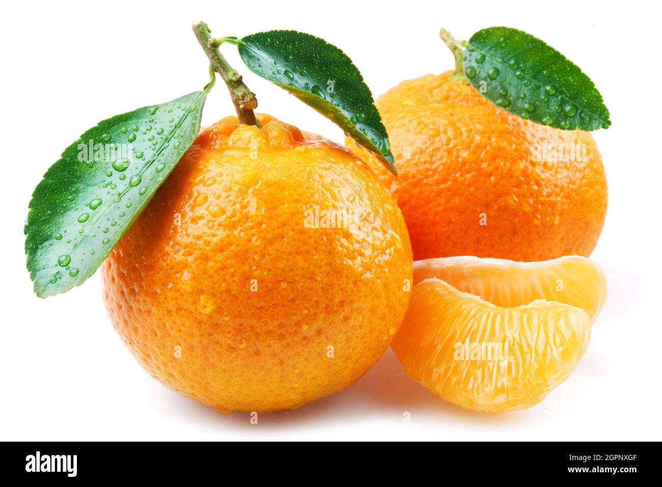 Reife Mandarinenfrucht in Wassertropfen mit Scheiben und Mandarinenblättern isoliert auf weißem Hintergrund. Stockfoto