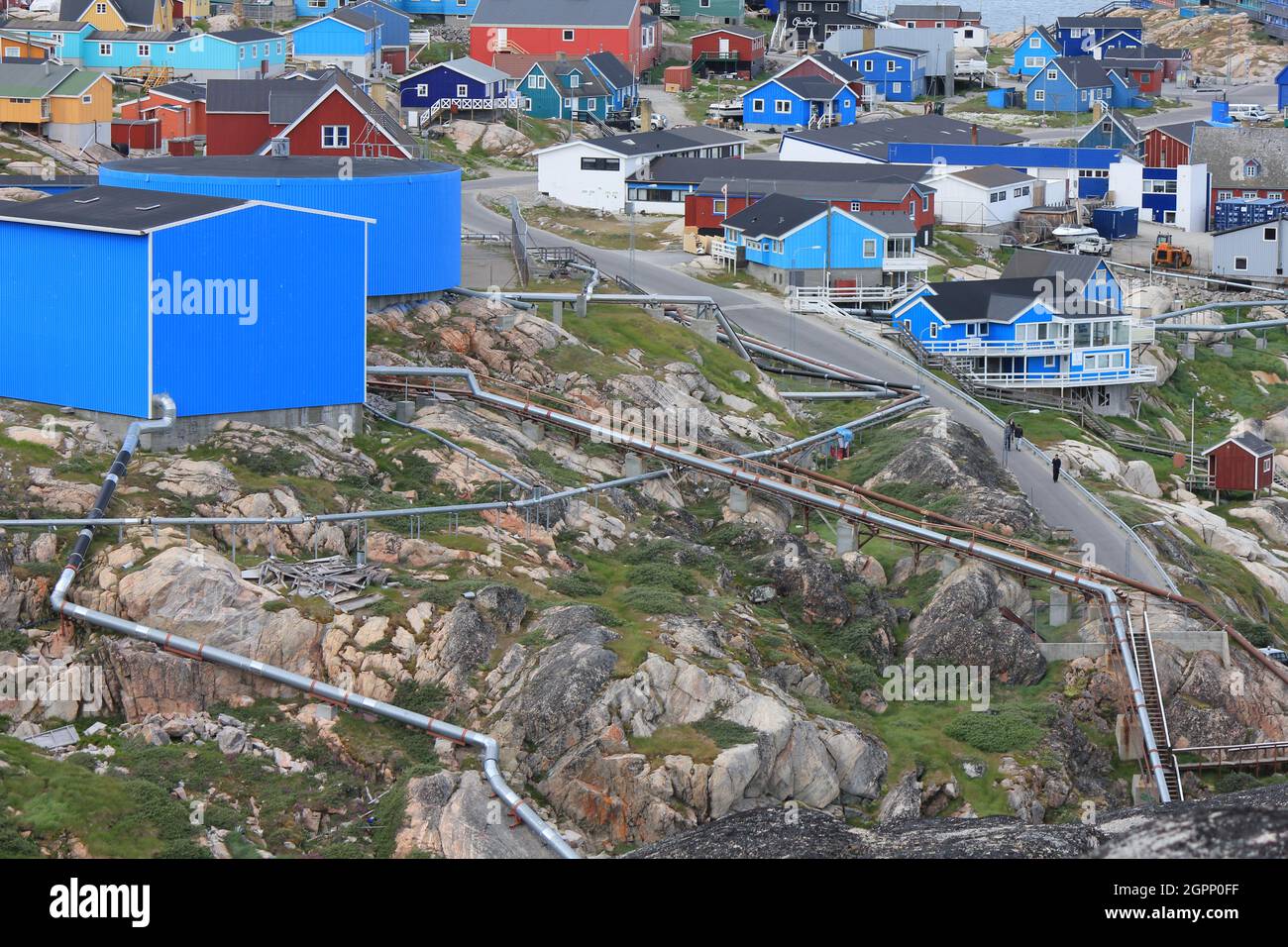 Grönländische Siedlung mit bunten Häusern und Wasserpfeifern Stockfoto