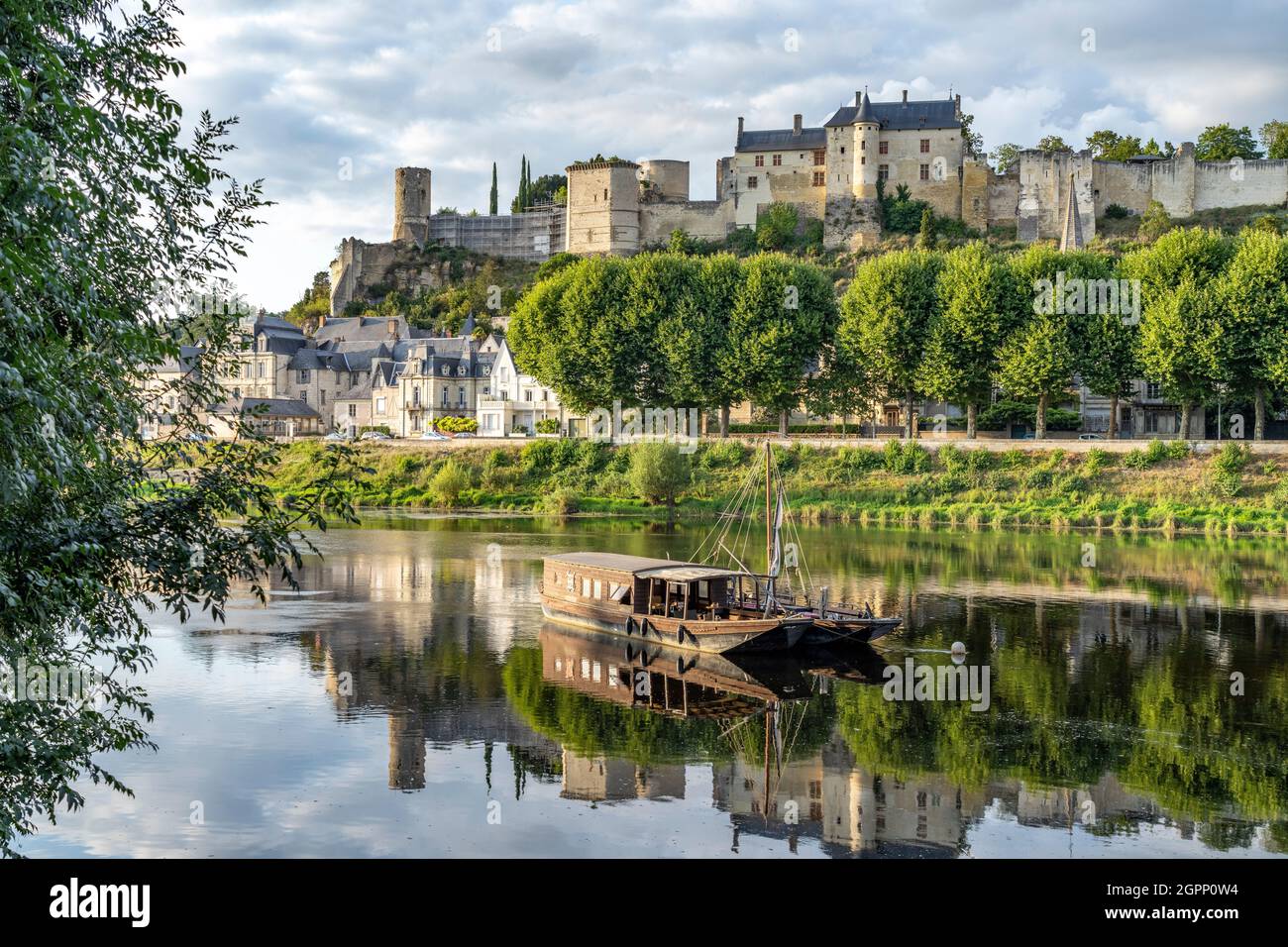 Stadtansicht mit Burg und Fluss Vienne, Chinon, Frankreich | Stadtbild mit dem Fluss Vienne und dem Schloss in Chinon, Loire-Tal, Frankreich Stockfoto