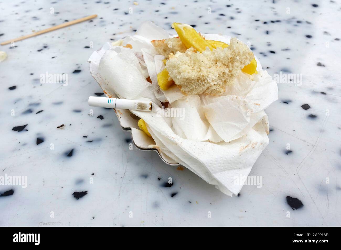 Zigarette auf dem Essen, symbolisches Bild von schlechten Manieren Stockfoto