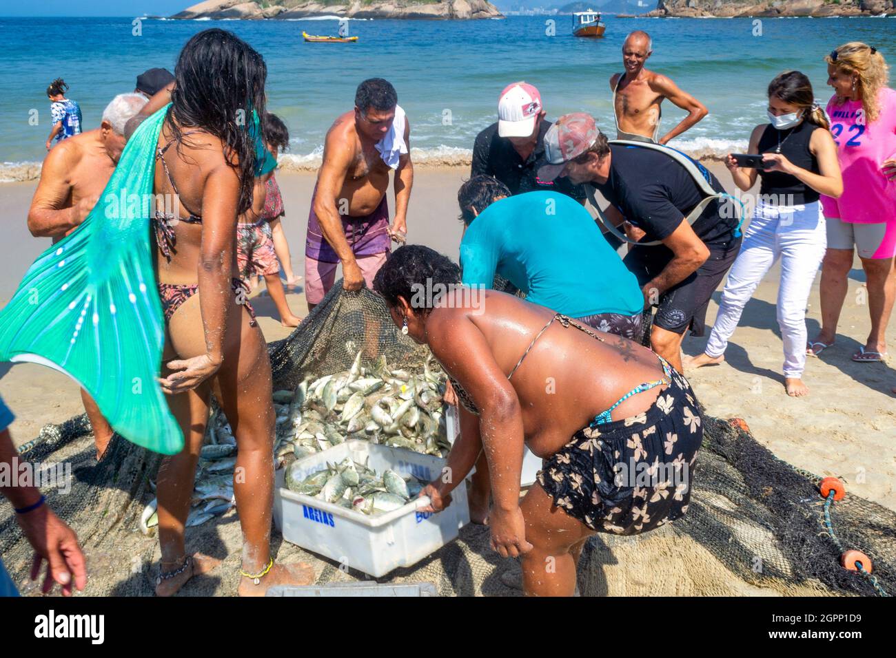 Gemeinschaftsveranstaltung für handwerkliche Fischerei, Piritininga Beach, Rio de Janeiro, Brasilien Stockfoto