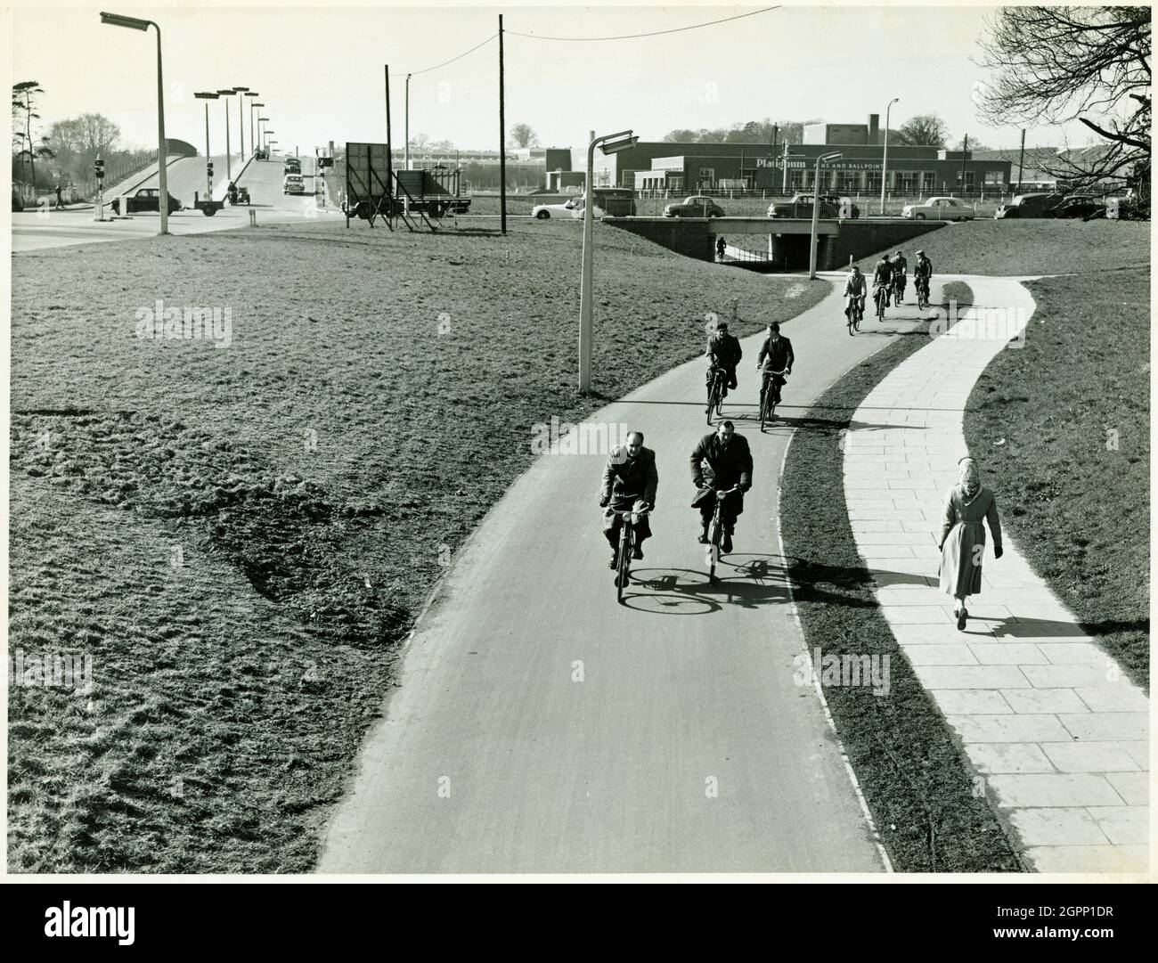 Six Hills Way, Stevenage, Hertfordshire, 1957-1965. Blick nach Westen auf die Rad- und Fußgängerwege unter der Fahrbahn des Six Hills Kreisel an der Kreuzung von Six Hills Way und Lytton Way, wobei Six Hills Way im linken Hintergrund die Haupteisenbahn überquert. Stevenage wurde am 11. November 1946 zur ersten neuen Stadt ernannt und die ersten Bewohner zogen 1952 in ihre neuen Häuser. Früher Crown Copyright (jetzt abgelaufen). Stockfoto