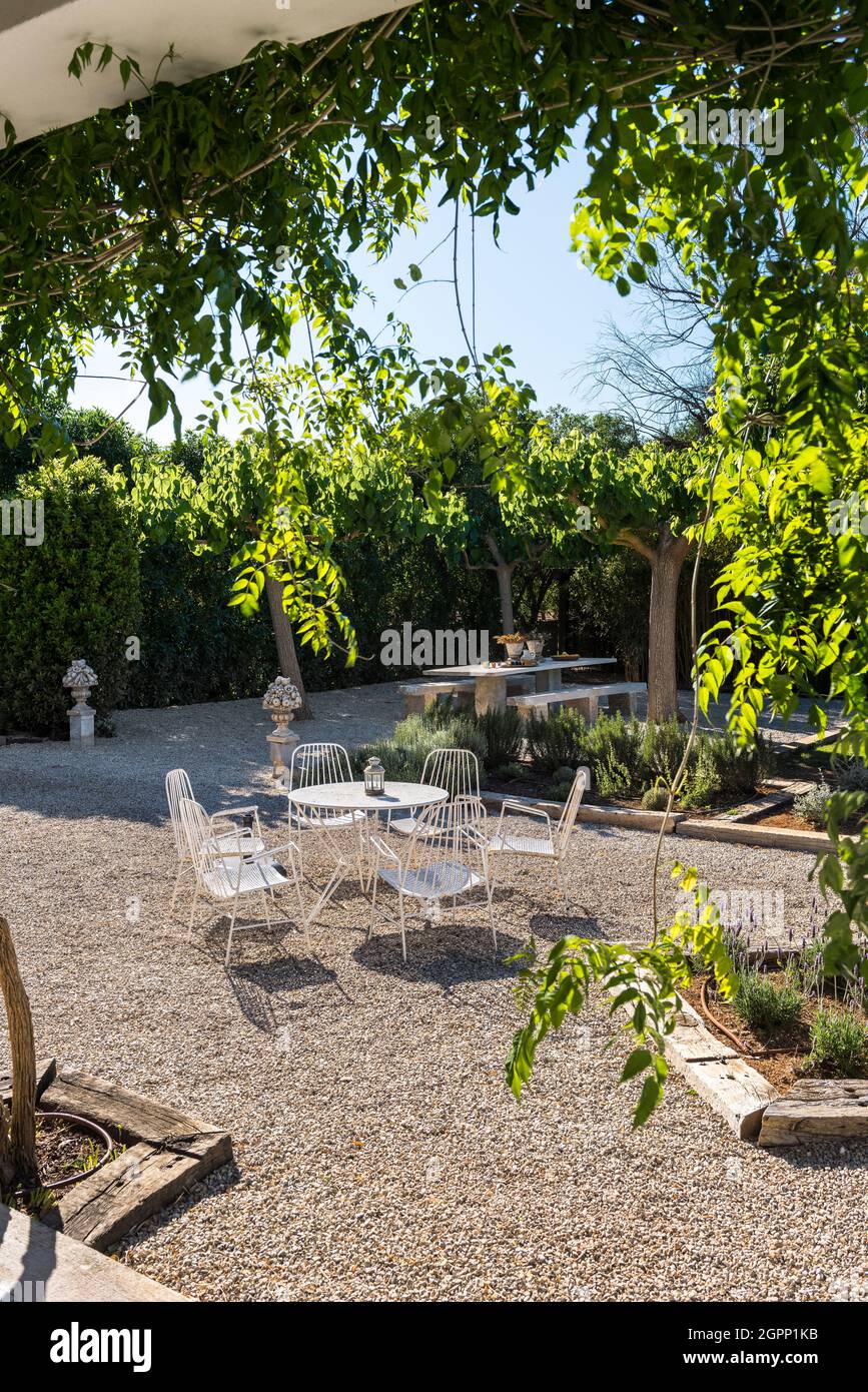 Tisch und Stühle auf der Terrasse der spanischen Villa, Mallorca Stockfoto
