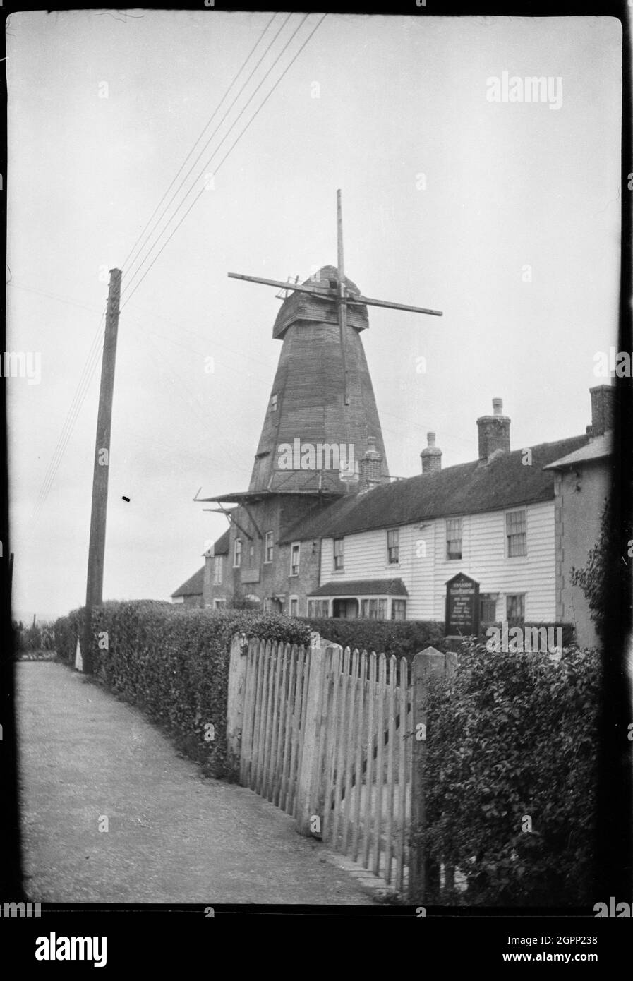 Staplecross Smock Mill, Bodiam Road, Staplecross, Ewhurst, Rother, East Sussex, 1932. Blick auf die Staplecross Smock Mill von Südwesten. Diese Schmehlmühle wurde 1815 erbaut. Es wurde 1916 eingestellt und 1951 abgerissen, wobei die Basis in ein Haus umgewandelt wurde. Stockfoto