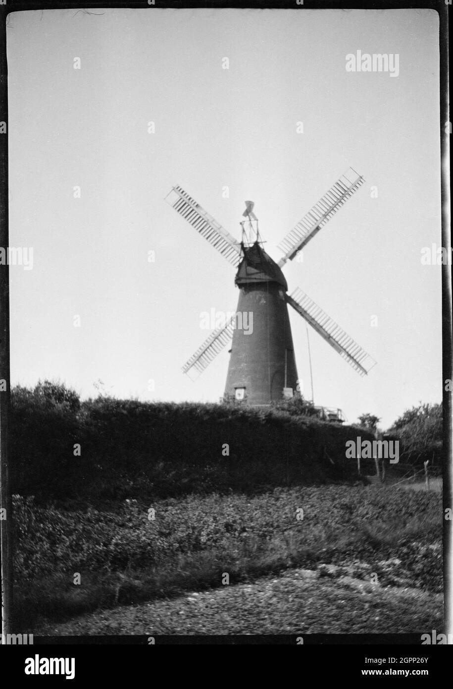 Guston Mill, Guston, Dover, Kent, 1929. Ein Blick auf die Guston Mühle (auch bekannt als Swingate Mühle), zeigt die Turmmühle intakt. Diese Turmmühle wurde 1849 für John Mummery erbaut und 73 Jahre lang von der Familie Mummery gearbeitet. Es wurde während des Zweiten Weltkriegs durch feindliche Feuer beschädigt und später in ein Haus umgewandelt. Stockfoto