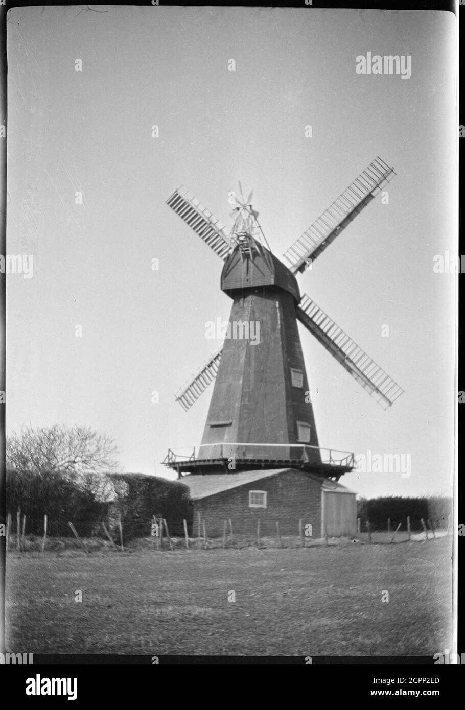 Black Mill, Barham Downs, Adisham, Canterbury, Kent, 1929. Eine Ansicht von Black Mill, die die Smockmühle in funktionstüchtigem Zustand zeigt. Diese Schmausmühle wurde 1834 gebaut und als das Foto aufgenommen wurde, war es eine funktionierende Mühle. Das Gebäude wurde 1970 durch einen Brand zerstört, obwohl die Basis überlebt hat. Stockfoto